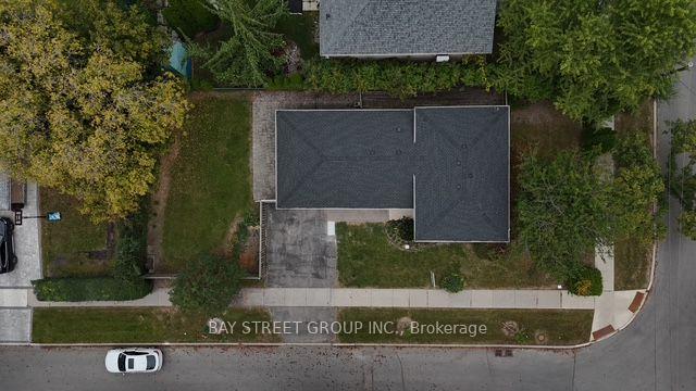 Photo 3 of 1 Lesgay Crescent, North York, Don Valley Village — HOMEH
