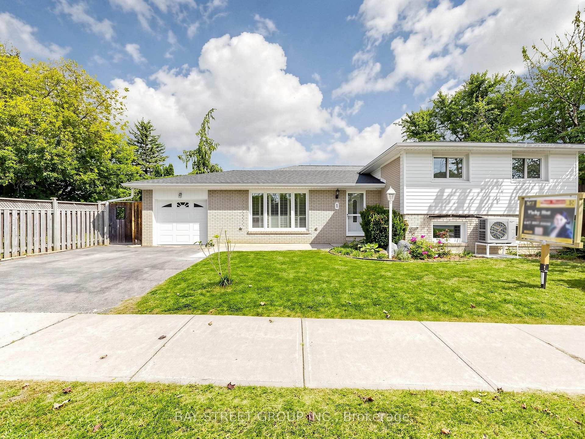 Photo 2 of 1 Lesgay Crescent, North York, Don Valley Village — HOMEH