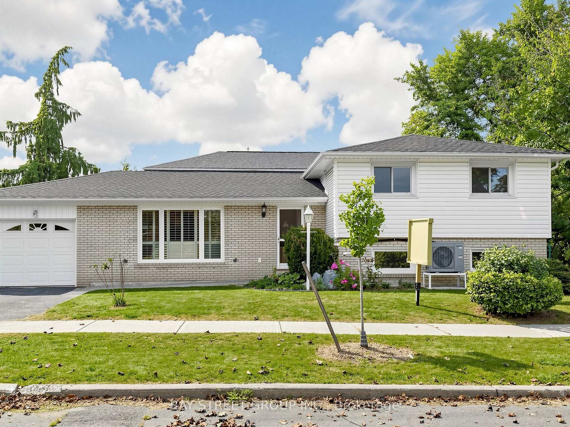 Photo 4 of 1 Lesgay Crescent, North York, Don Valley Village — HOMEH