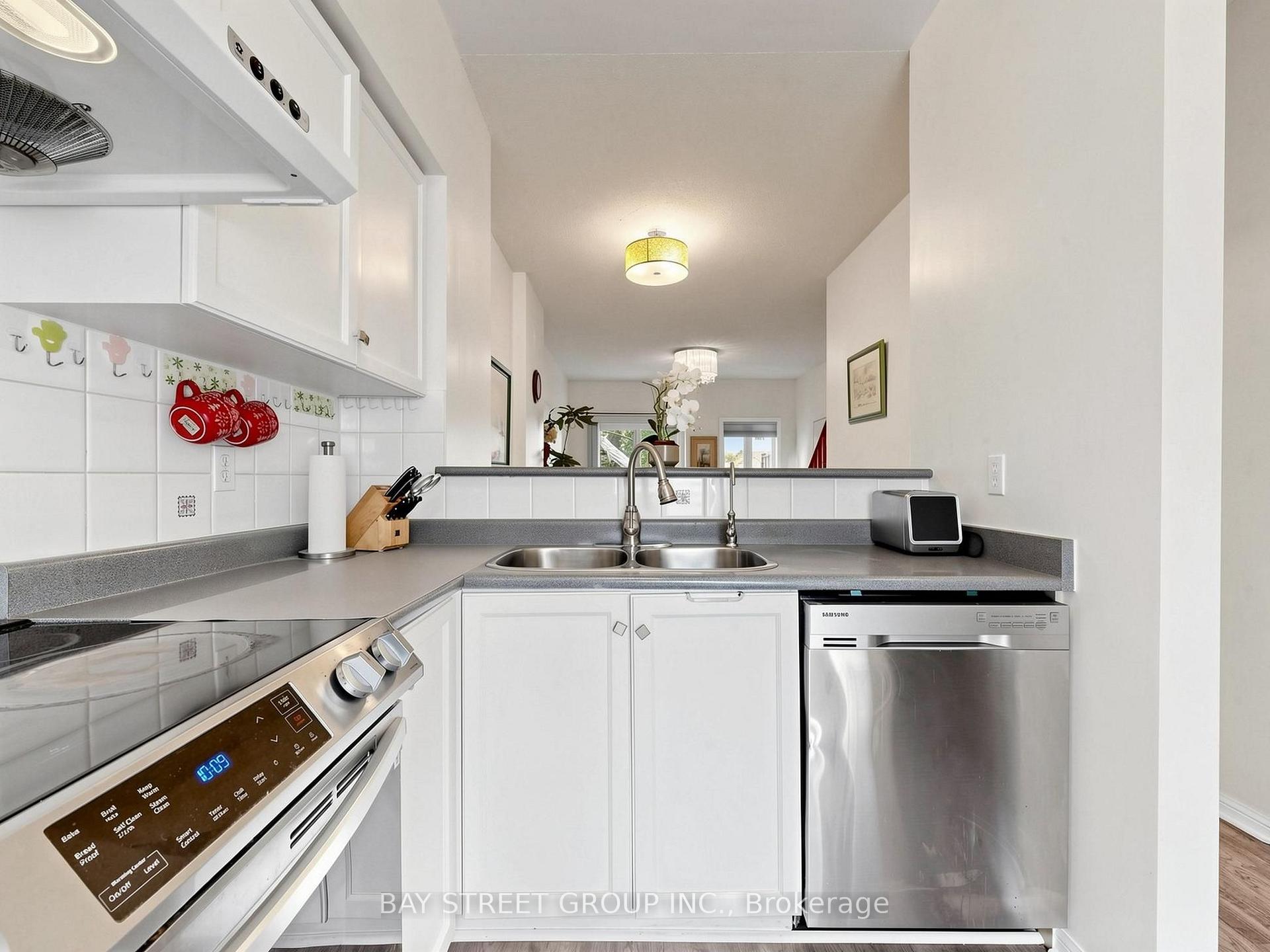 Photo 12 of Unit 2, 4 St Moritz Way, Markham, Unionville — HOMEH