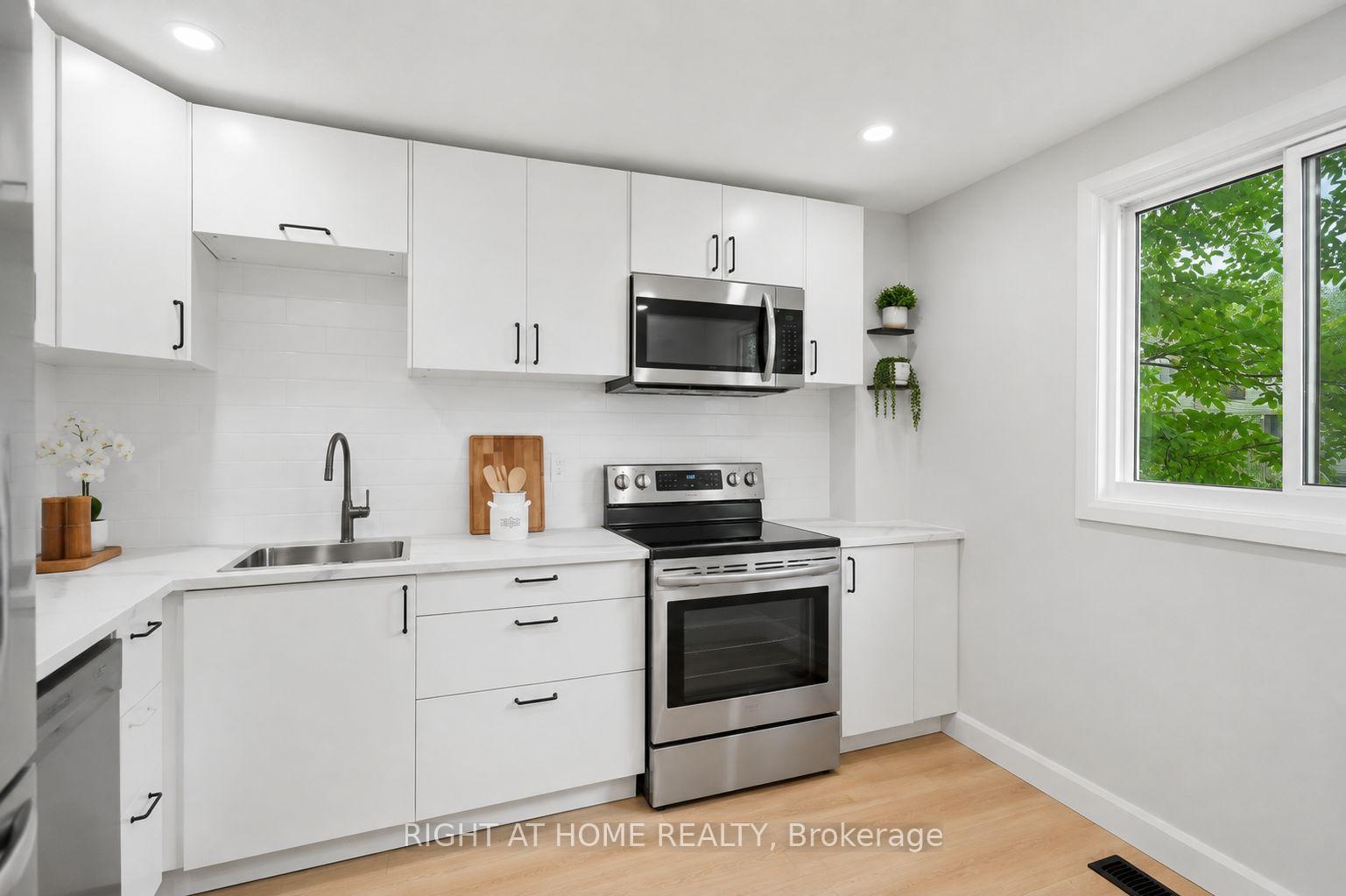 Photo 4 of Unit 3, 7874 Jeanne D'arc Boulevard, Ottawa, Convent Glen North — HOMEH