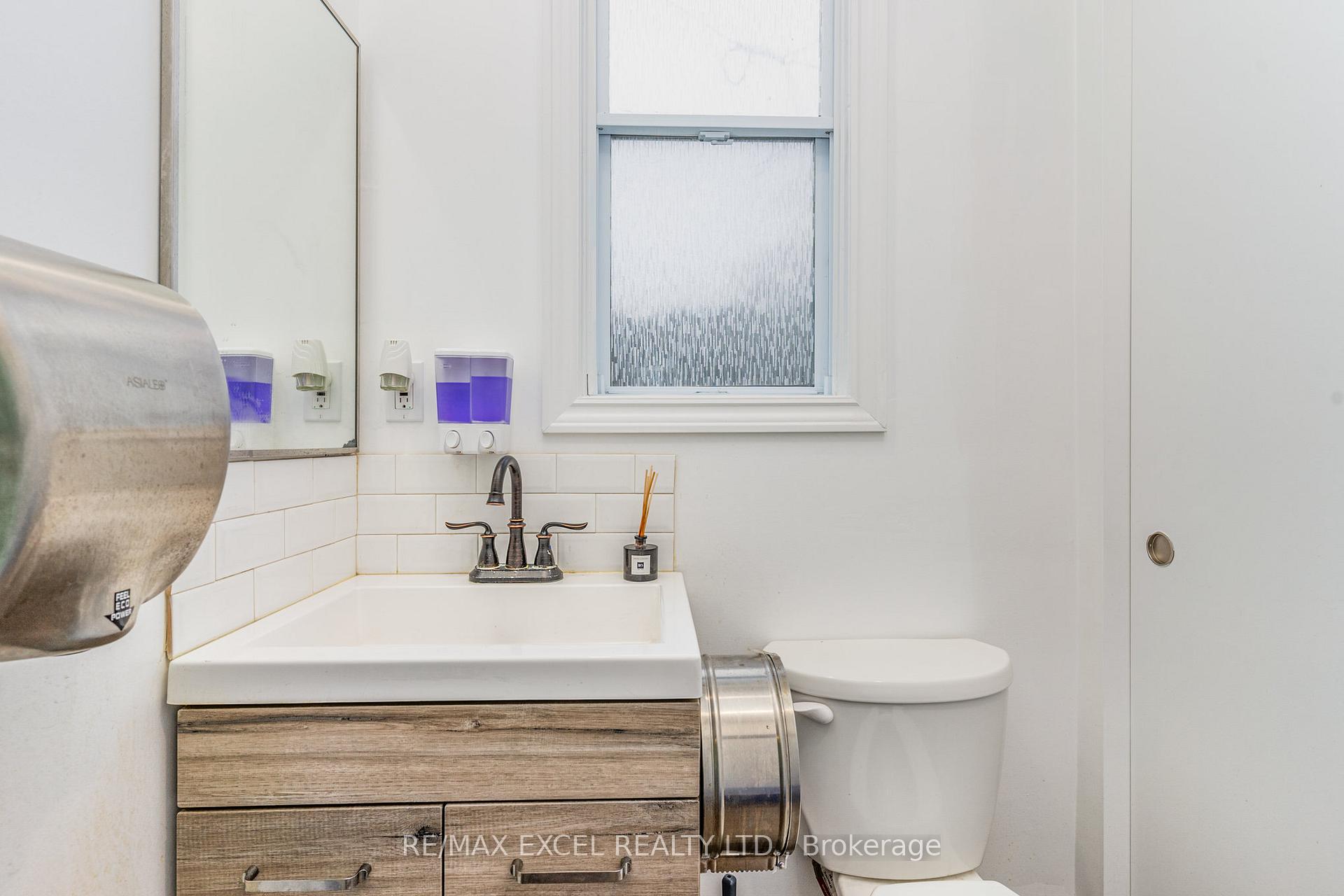 Photo 10 of 72-74 Lippincott Street, Toronto, University — HOMEH