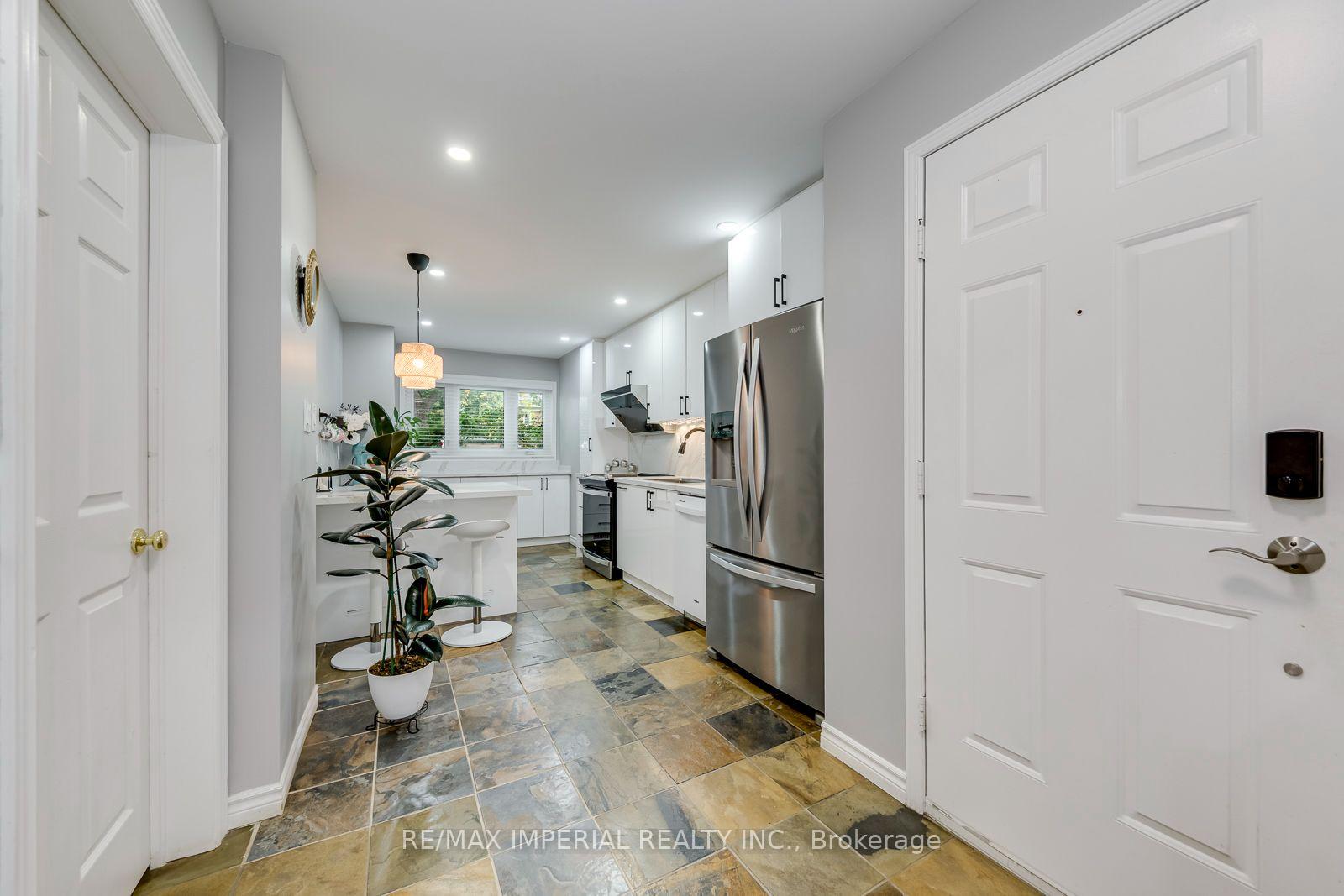 Photo 12 of 1107 Gable Drive, Oakville, Clearview — HOMEH