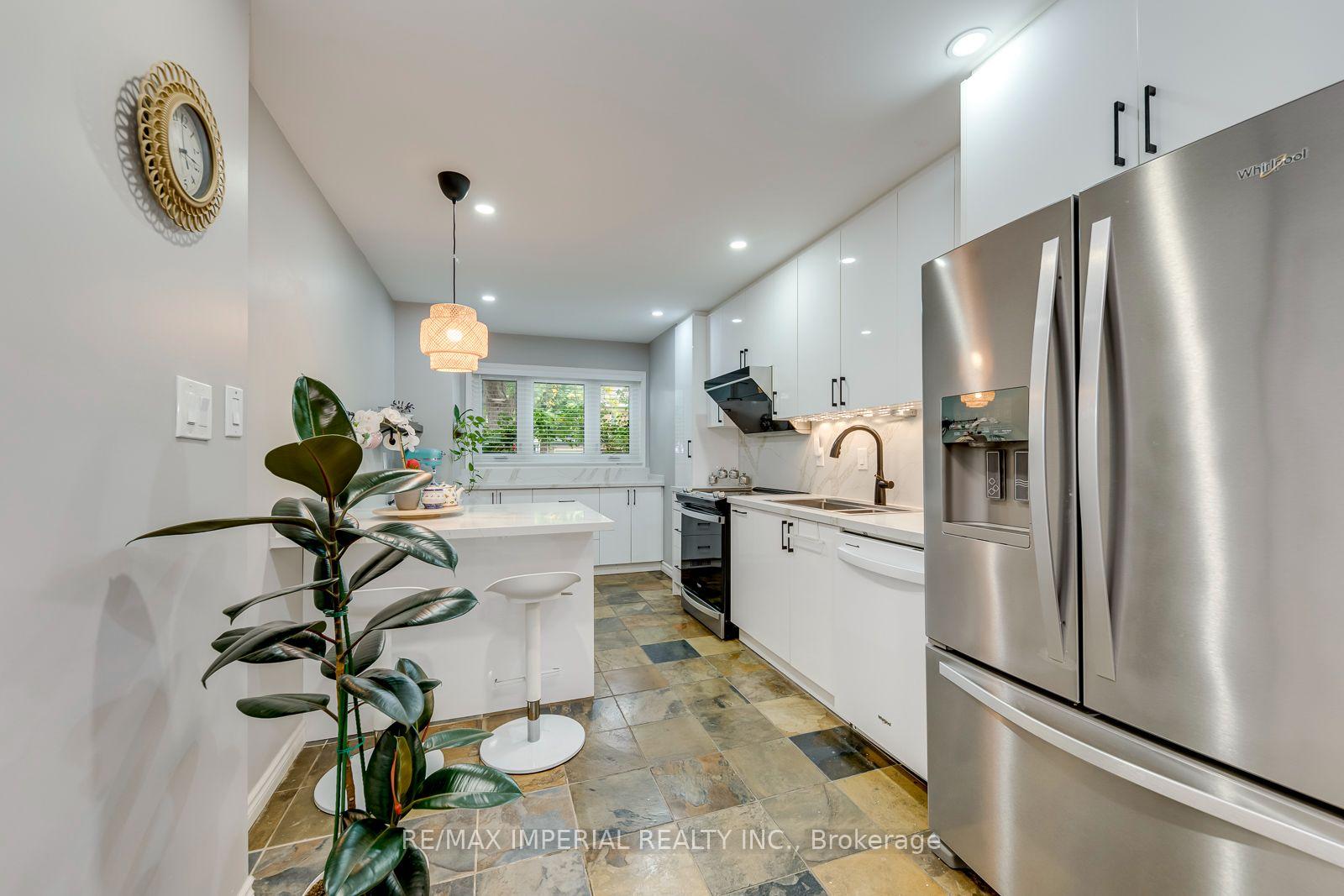Photo 13 of 1107 Gable Drive, Oakville, Clearview — HOMEH