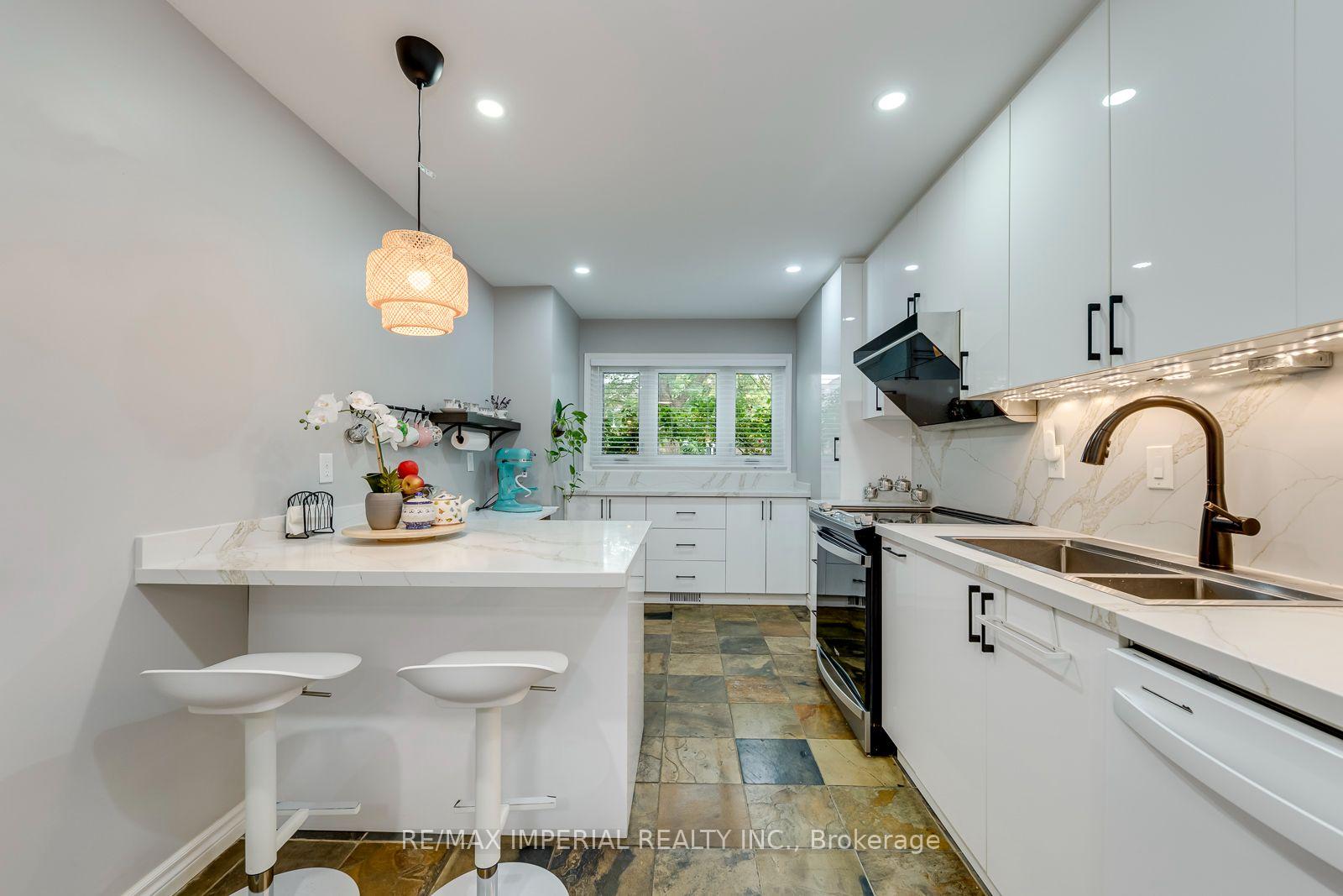 Photo 14 of 1107 Gable Drive, Oakville, Clearview — HOMEH