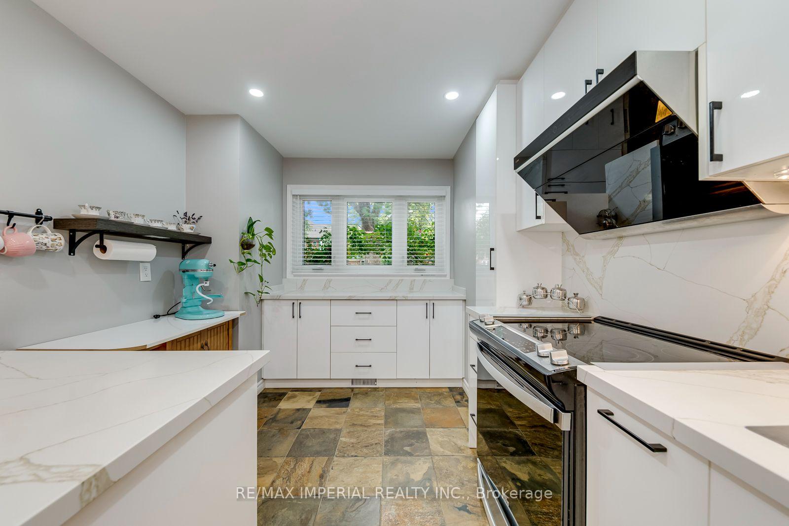 Photo 15 of 1107 Gable Drive, Oakville, Clearview — HOMEH