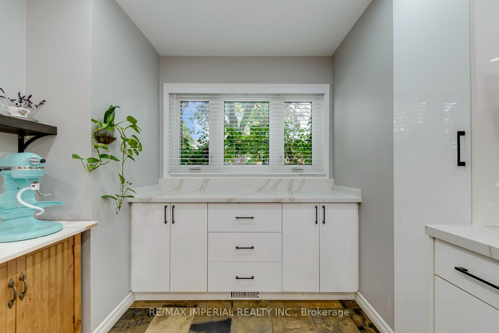 Photo 16 of 1107 Gable Drive, Oakville, Clearview — HOMEH
