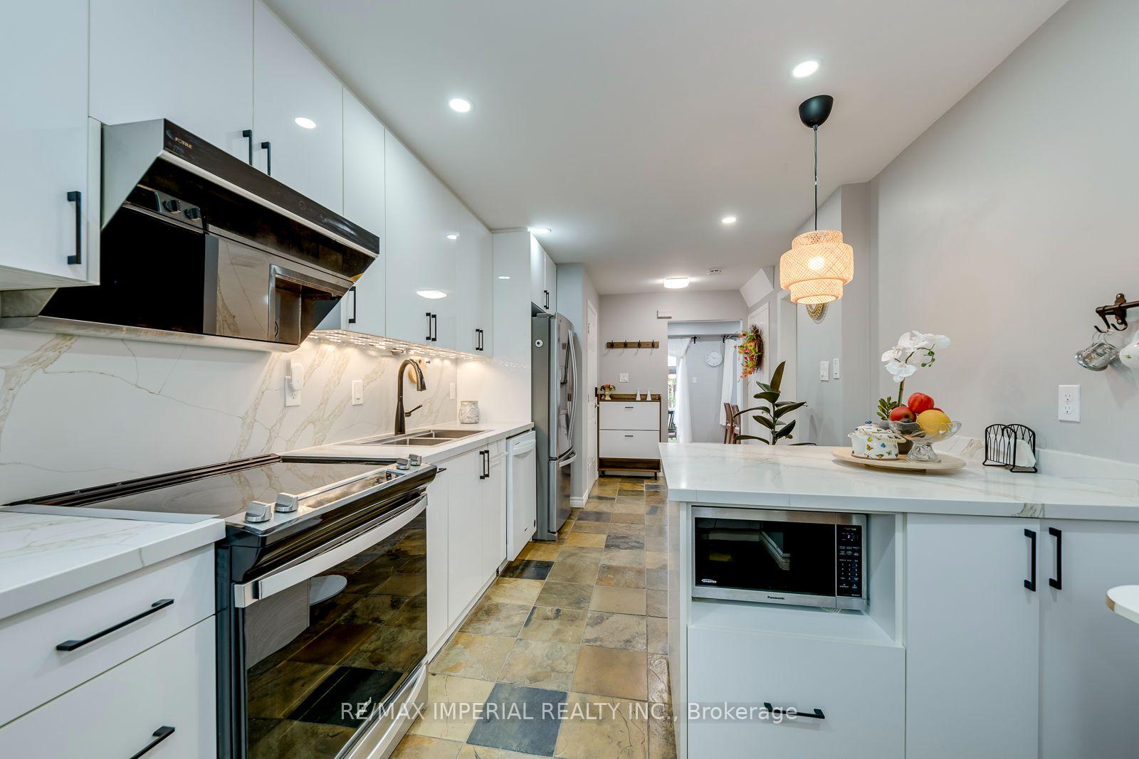 Photo 17 of 1107 Gable Drive, Oakville, Clearview — HOMEH