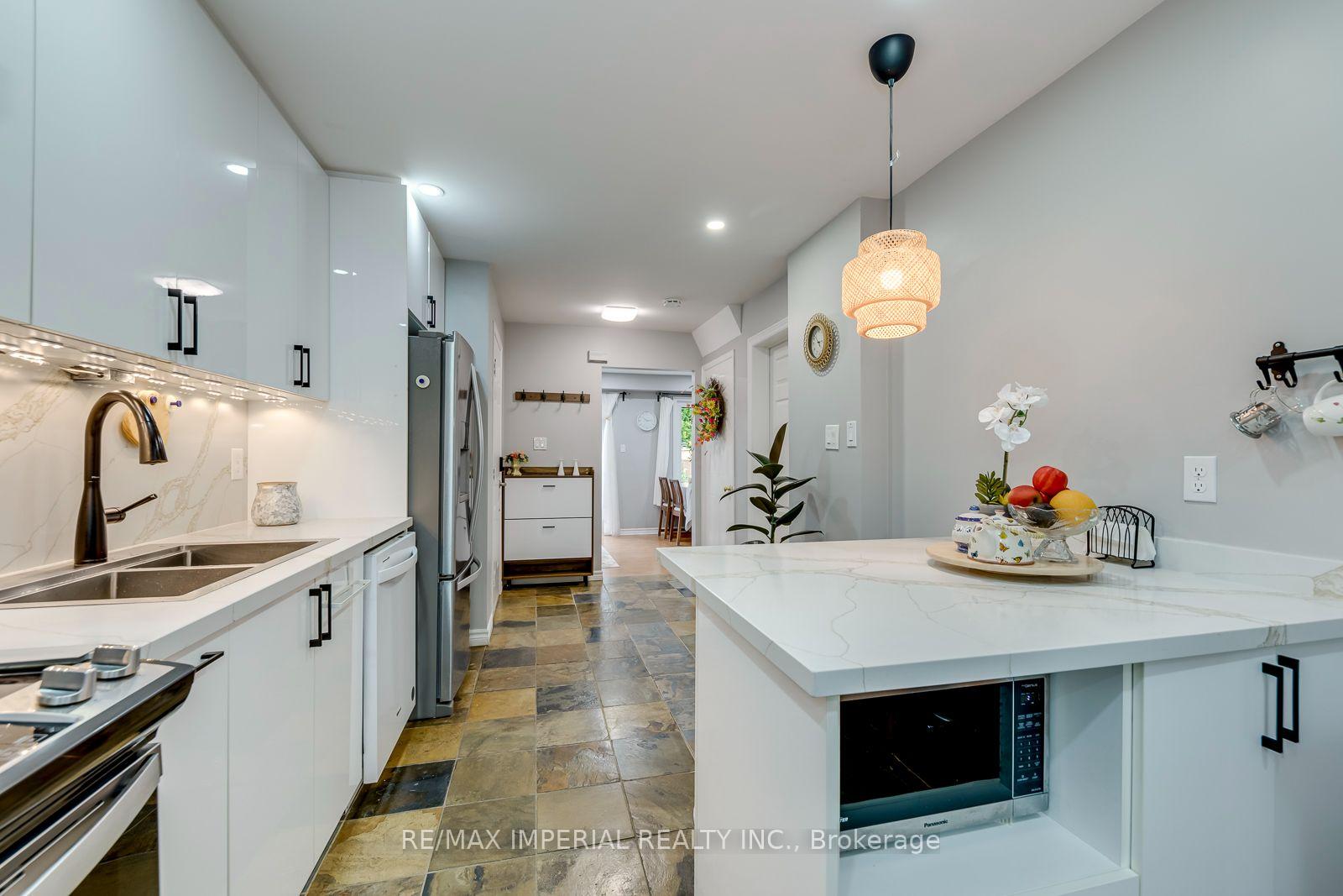 Photo 18 of 1107 Gable Drive, Oakville, Clearview — HOMEH