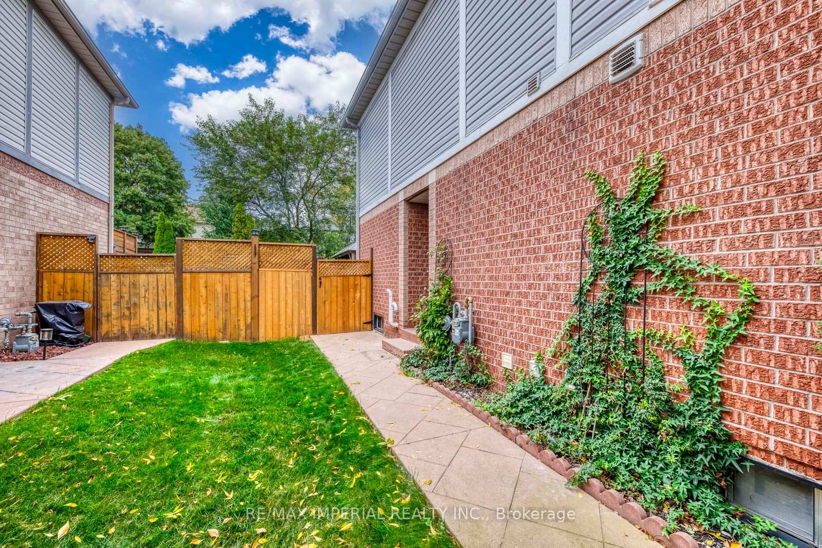 Photo 44 of 1107 Gable Drive, Oakville, Clearview — HOMEH
