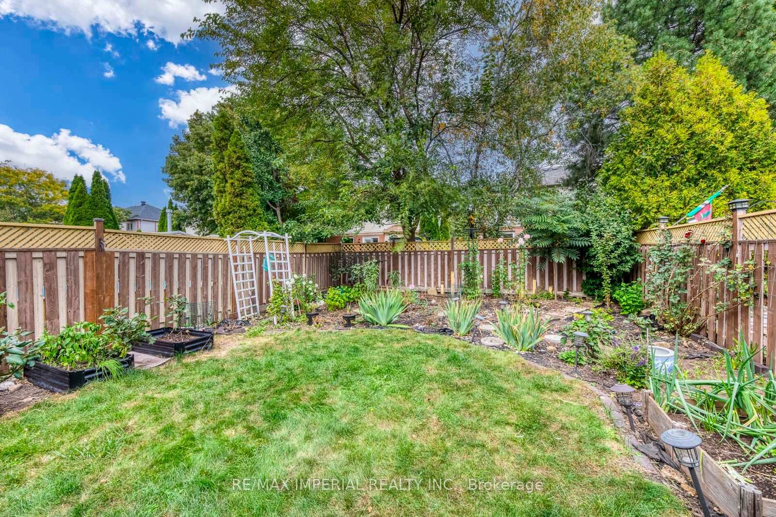 Photo 47 of 1107 Gable Drive, Oakville, Clearview — HOMEH
