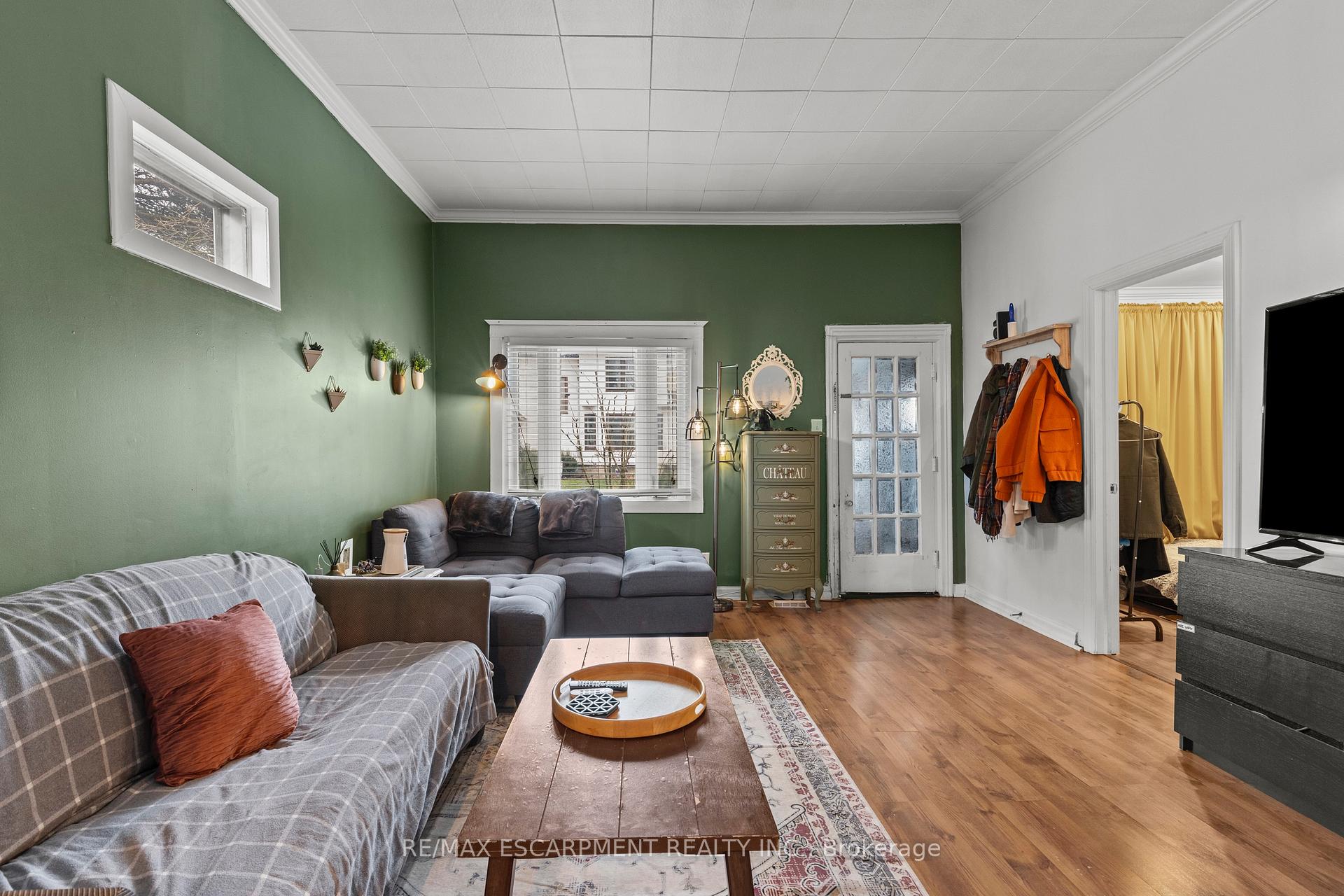 Photo 4 of 4774 Saint Clair Avenue, Niagara Falls, Downtown — HOMEH