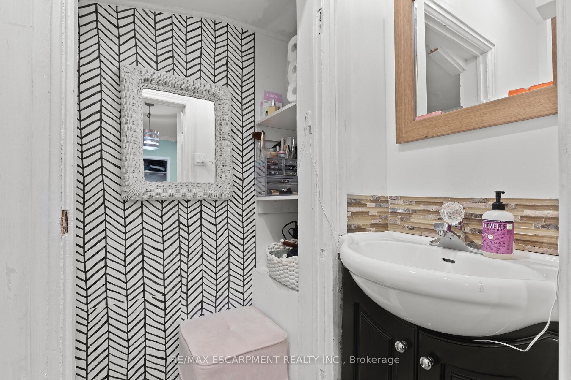 Photo 18 of 4774 Saint Clair Avenue, Niagara Falls, Downtown — HOMEH