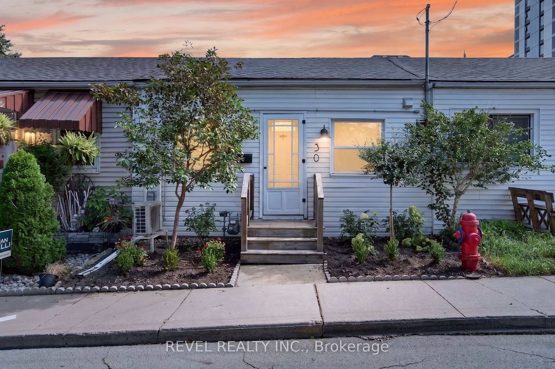 Photo of 30 Ray Street N