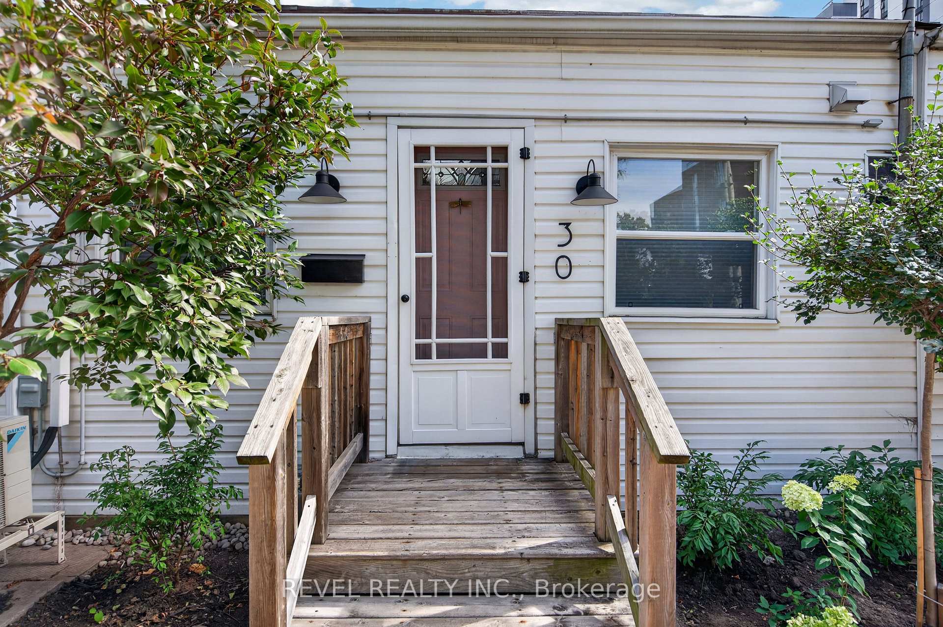 Photo 3 of 30 Ray Street N, Hamilton, Strathcona — HOMEH