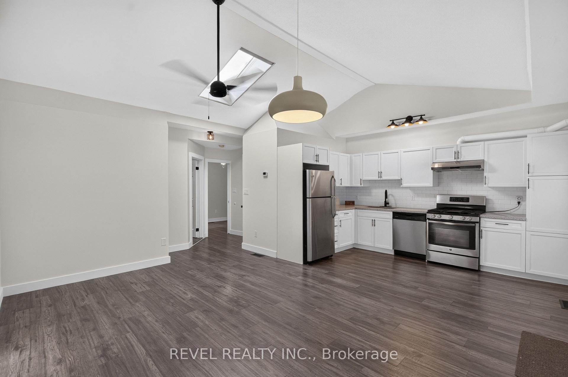 Photo 10 of 30 Ray Street N, Hamilton, Strathcona — HOMEH