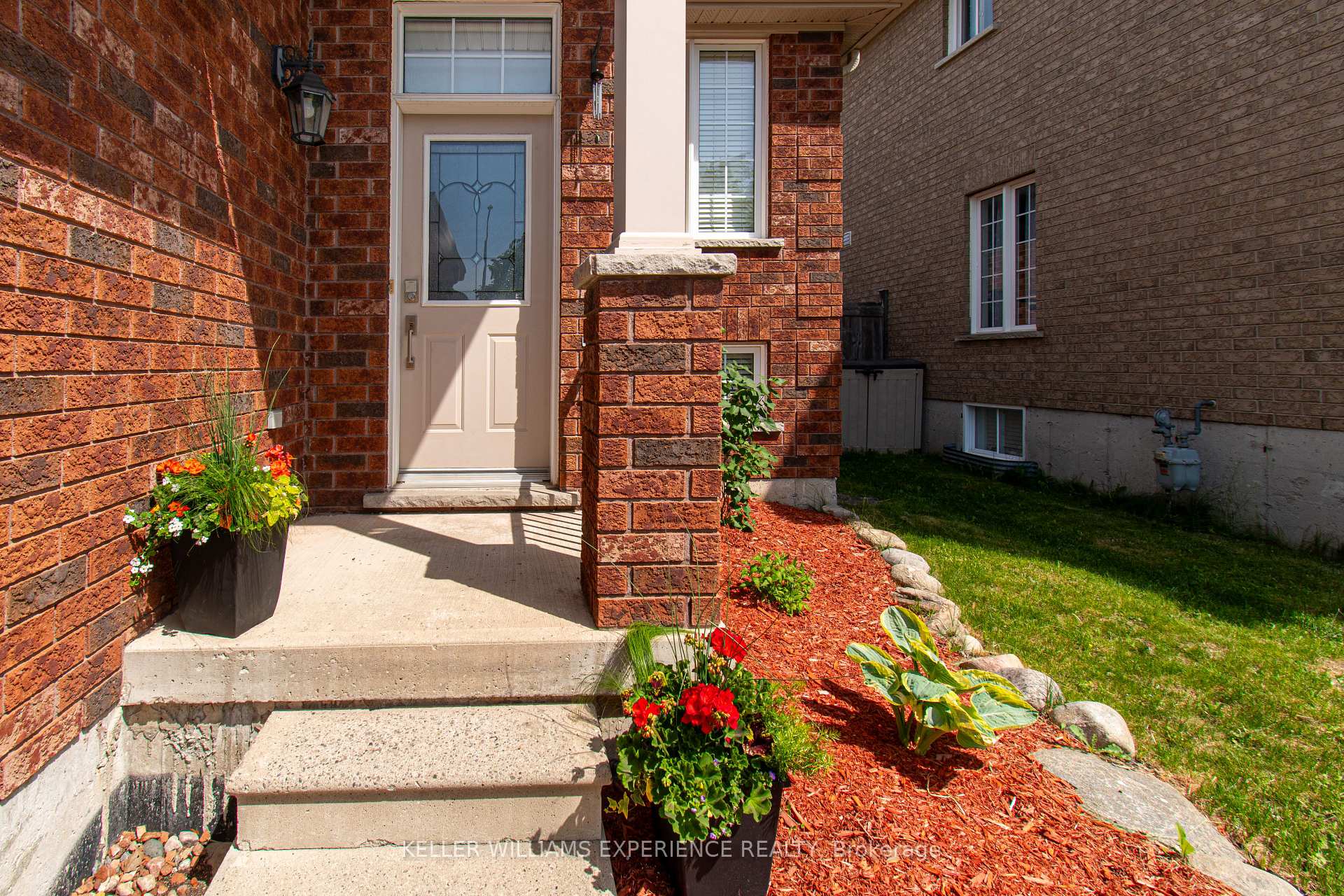 Photo 2 of 57 Parisian Crescent, Barrie, Innis-Shore — HOMEH