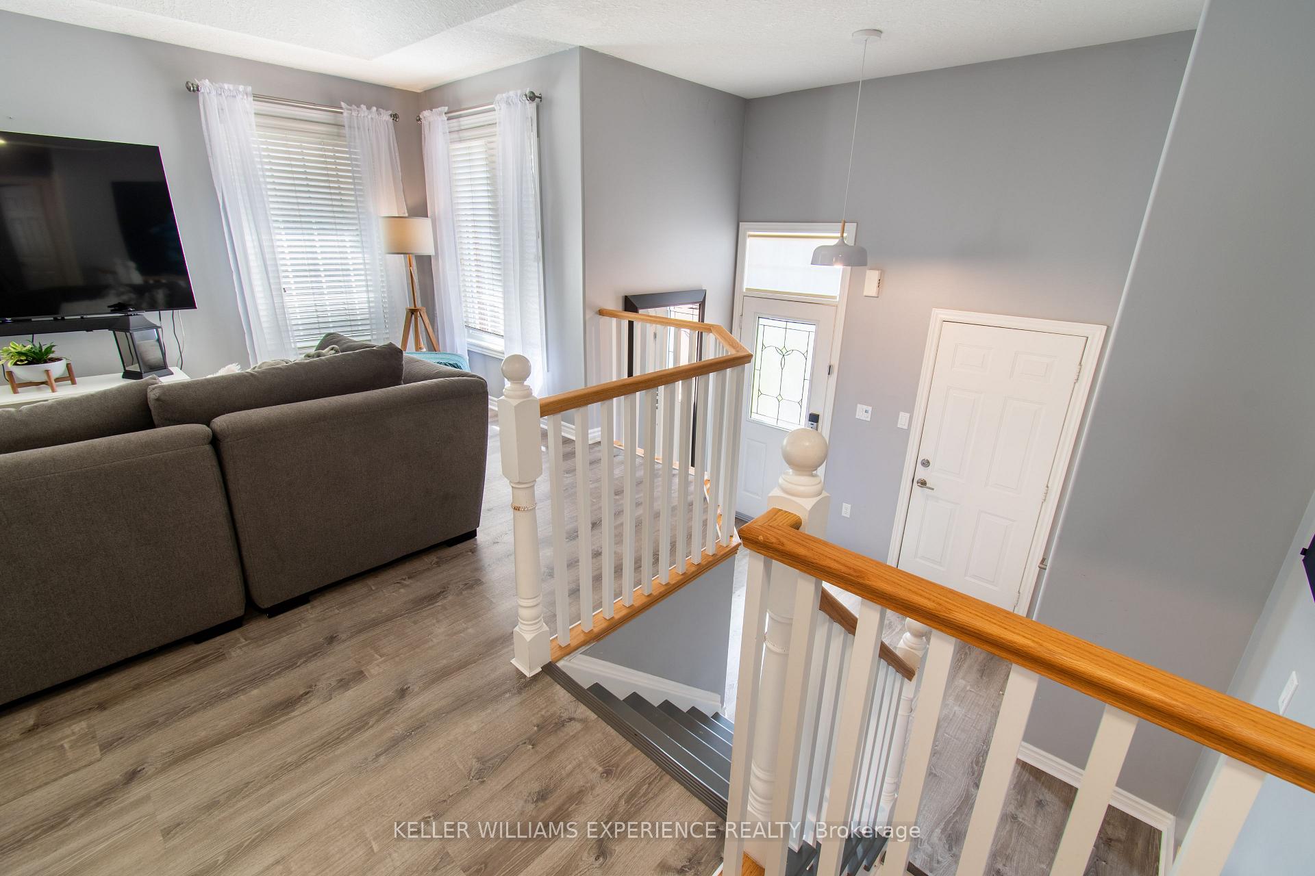 Photo 4 of 57 Parisian Crescent, Barrie, Innis-Shore — HOMEH