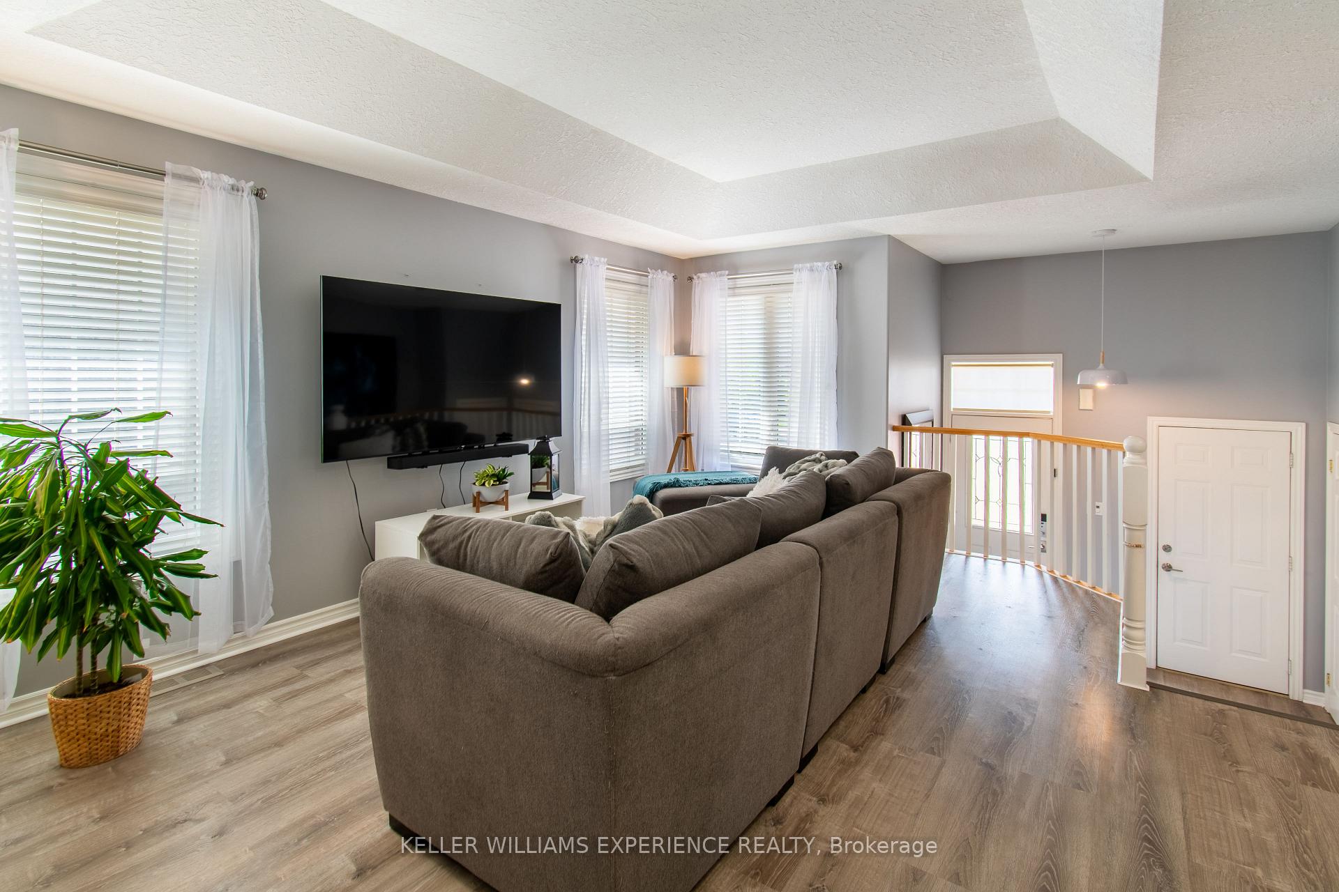Photo 5 of 57 Parisian Crescent, Barrie, Innis-Shore — HOMEH