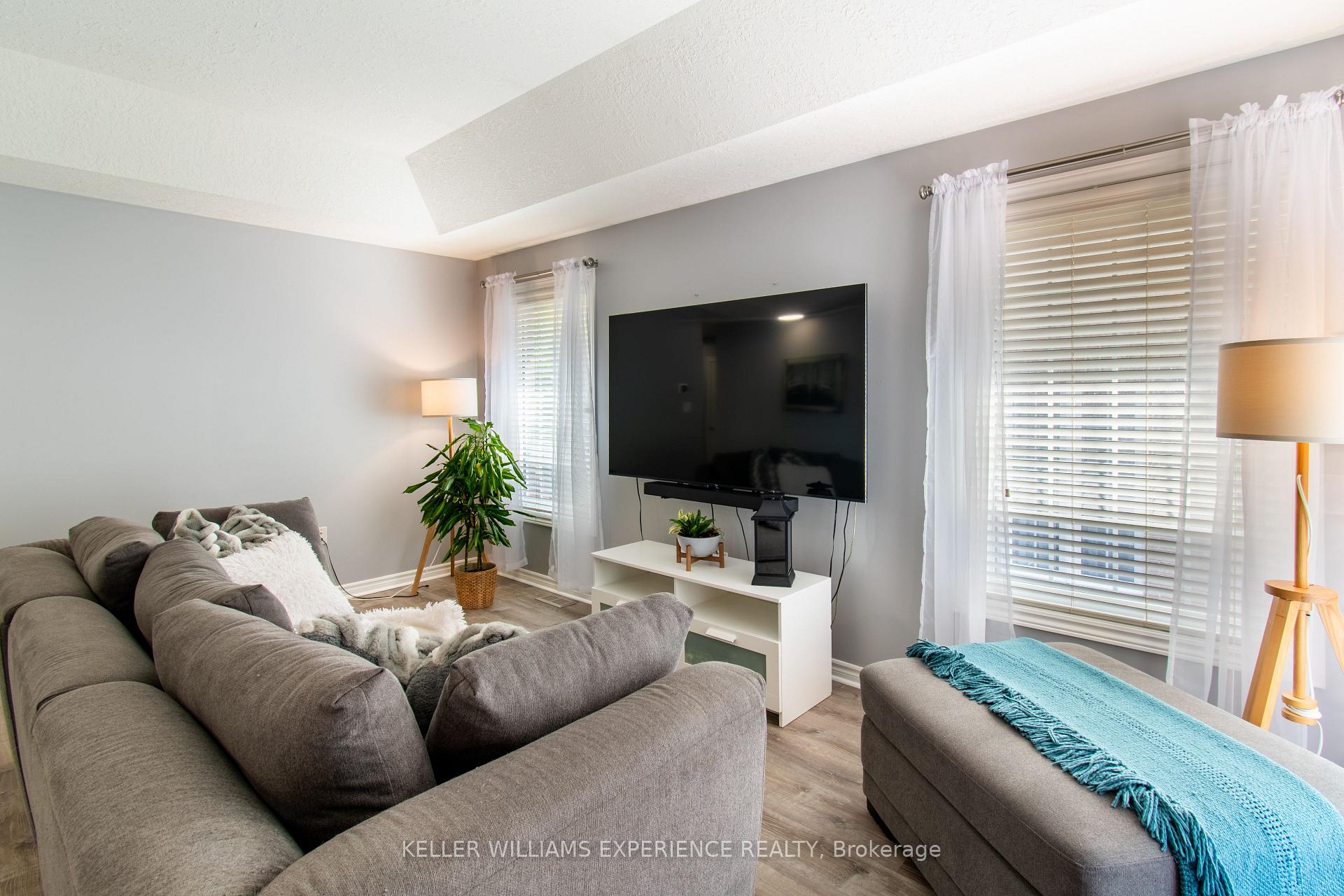 Photo 6 of 57 Parisian Crescent, Barrie, Innis-Shore — HOMEH