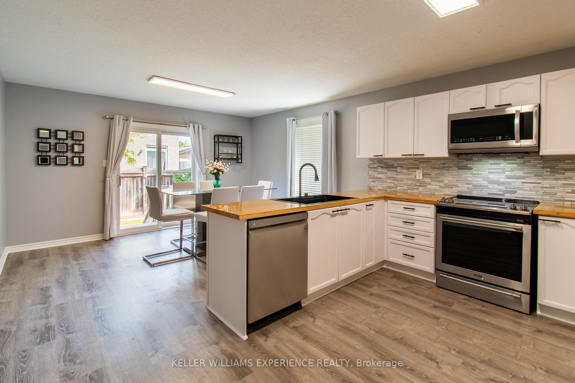 Photo 7 of 57 Parisian Crescent, Barrie, Innis-Shore — HOMEH