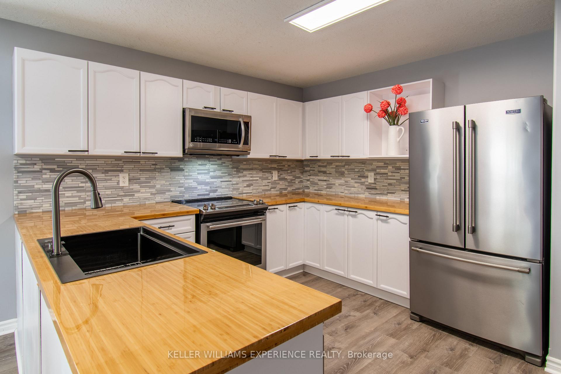 Photo 8 of 57 Parisian Crescent, Barrie, Innis-Shore — HOMEH
