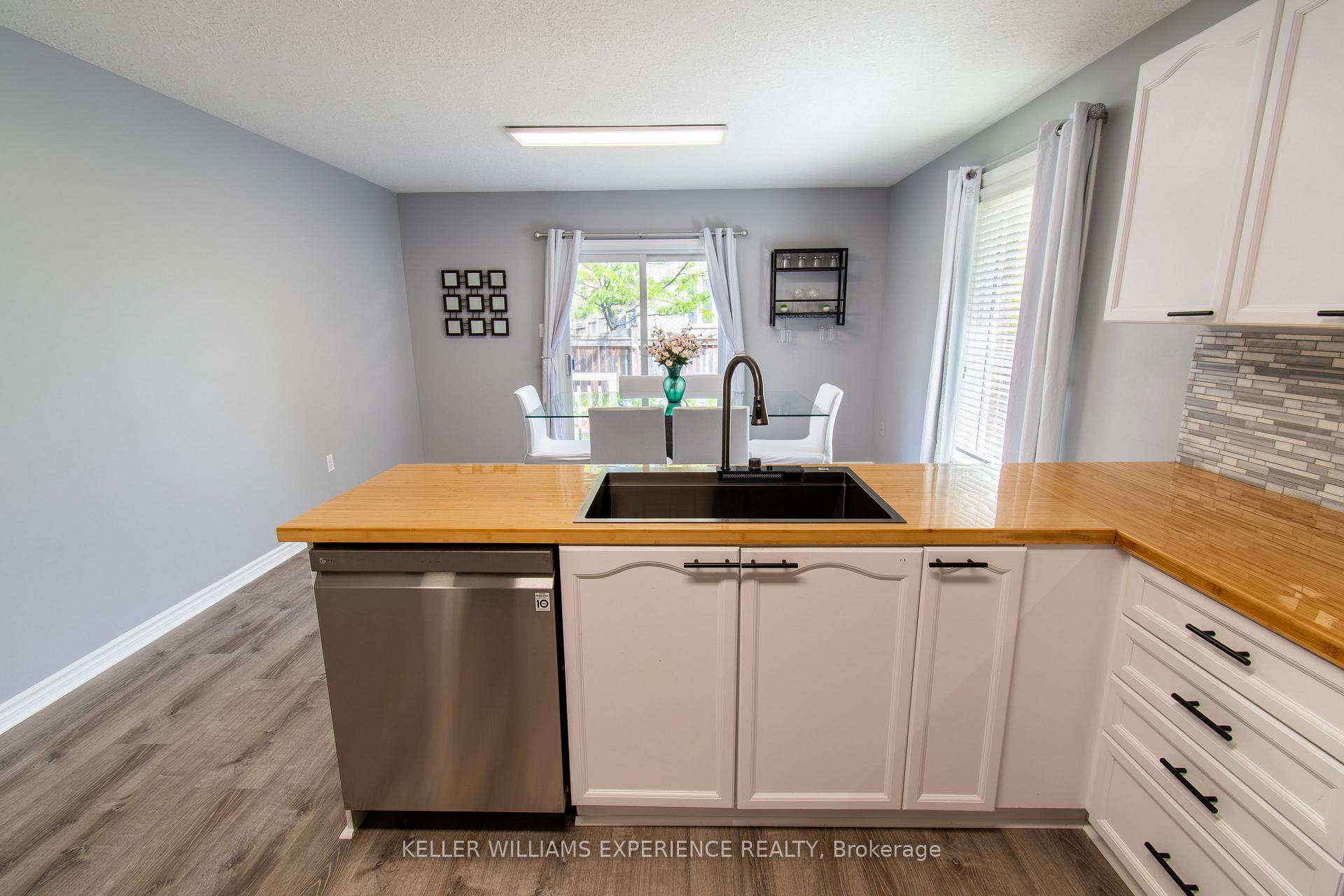 Photo 9 of 57 Parisian Crescent, Barrie, Innis-Shore — HOMEH