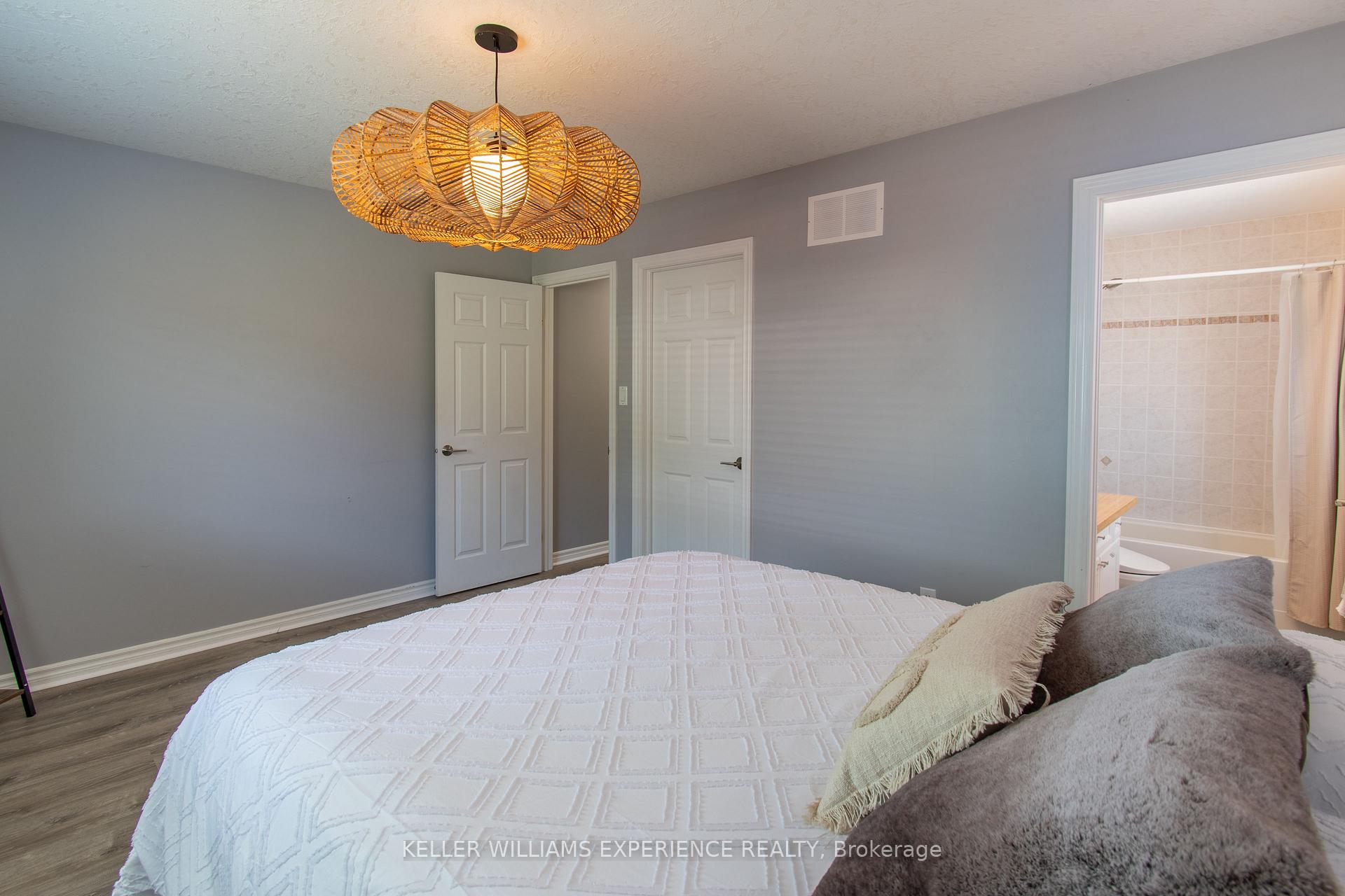 Photo 13 of 57 Parisian Crescent, Barrie, Innis-Shore — HOMEH