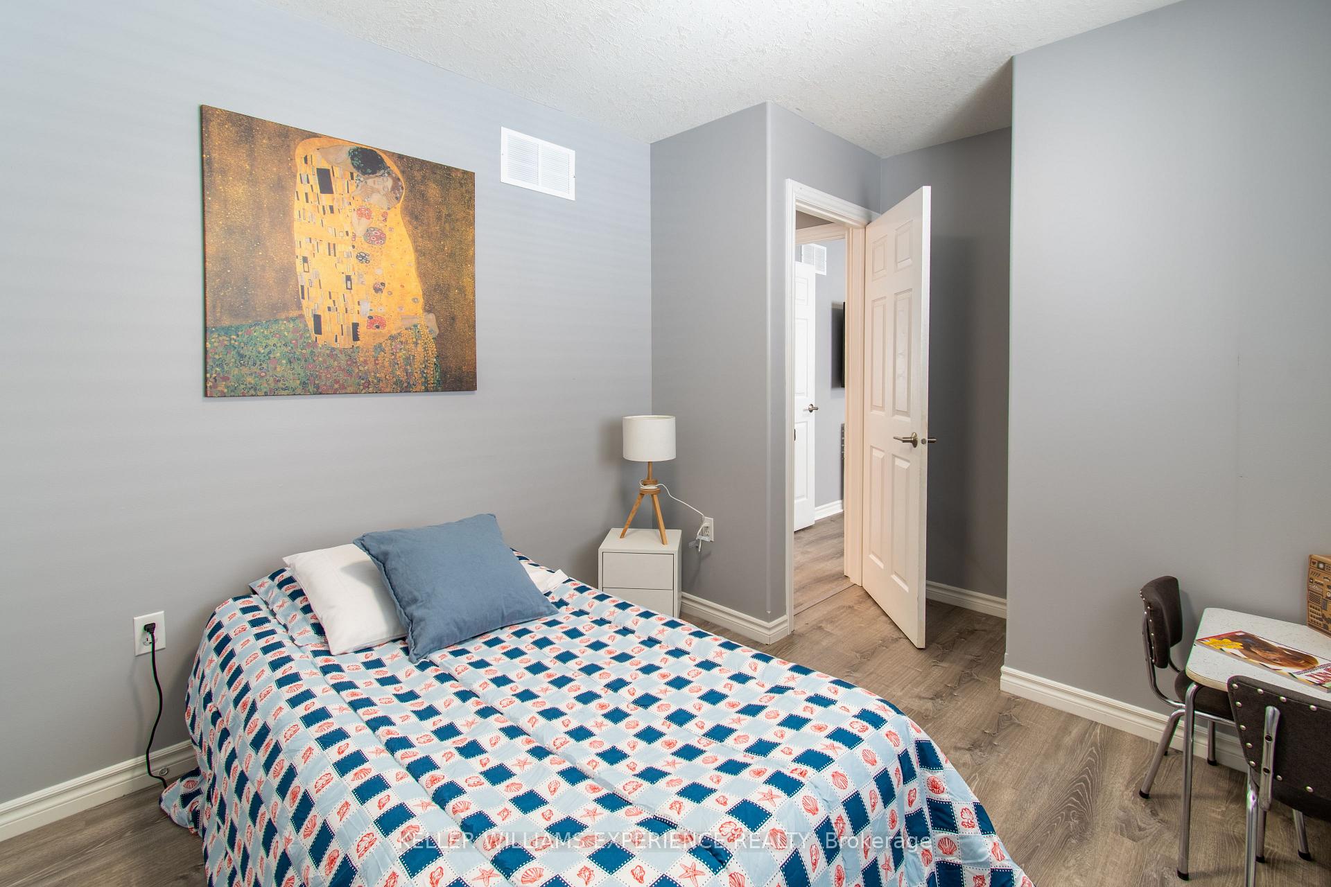 Photo 16 of 57 Parisian Crescent, Barrie, Innis-Shore — HOMEH
