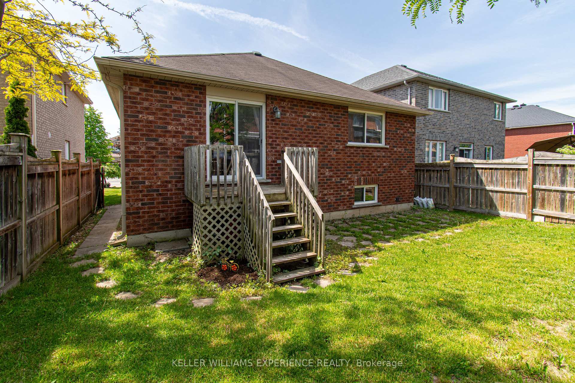 Photo 18 of 57 Parisian Crescent, Barrie, Innis-Shore — HOMEH