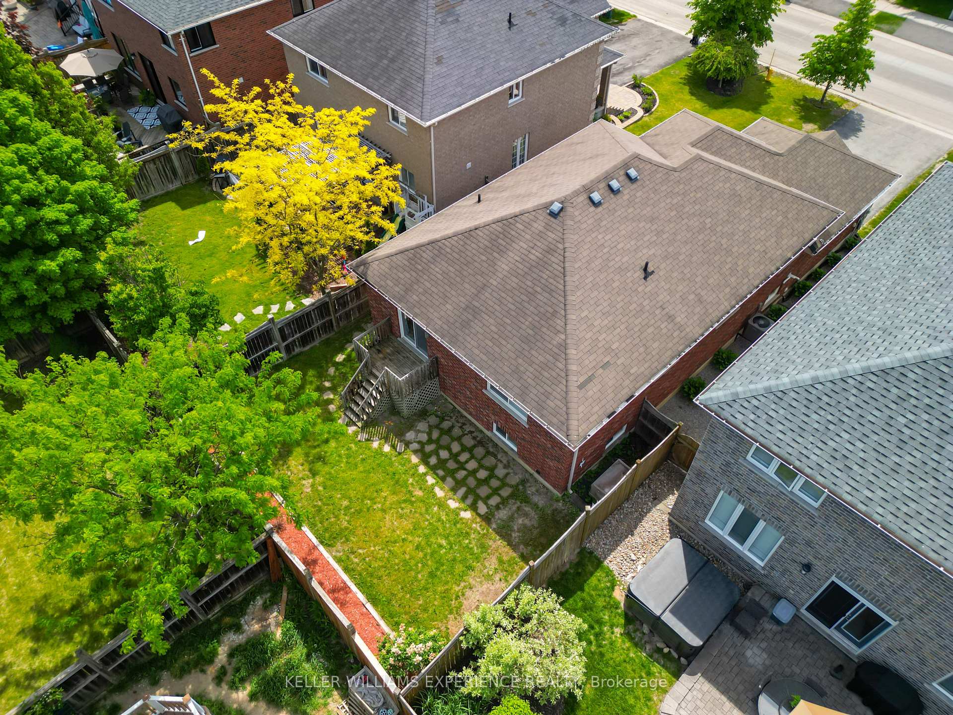 Photo 20 of 57 Parisian Crescent, Barrie, Innis-Shore — HOMEH