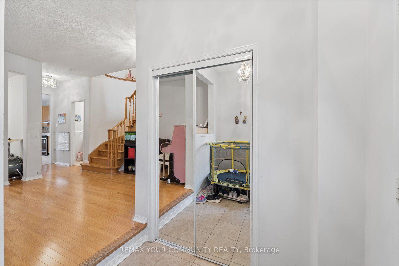 Photo 4 of 44 Antique Drive, Richmond Hill, Oak Ridges Lake Wilcox — HOMEH