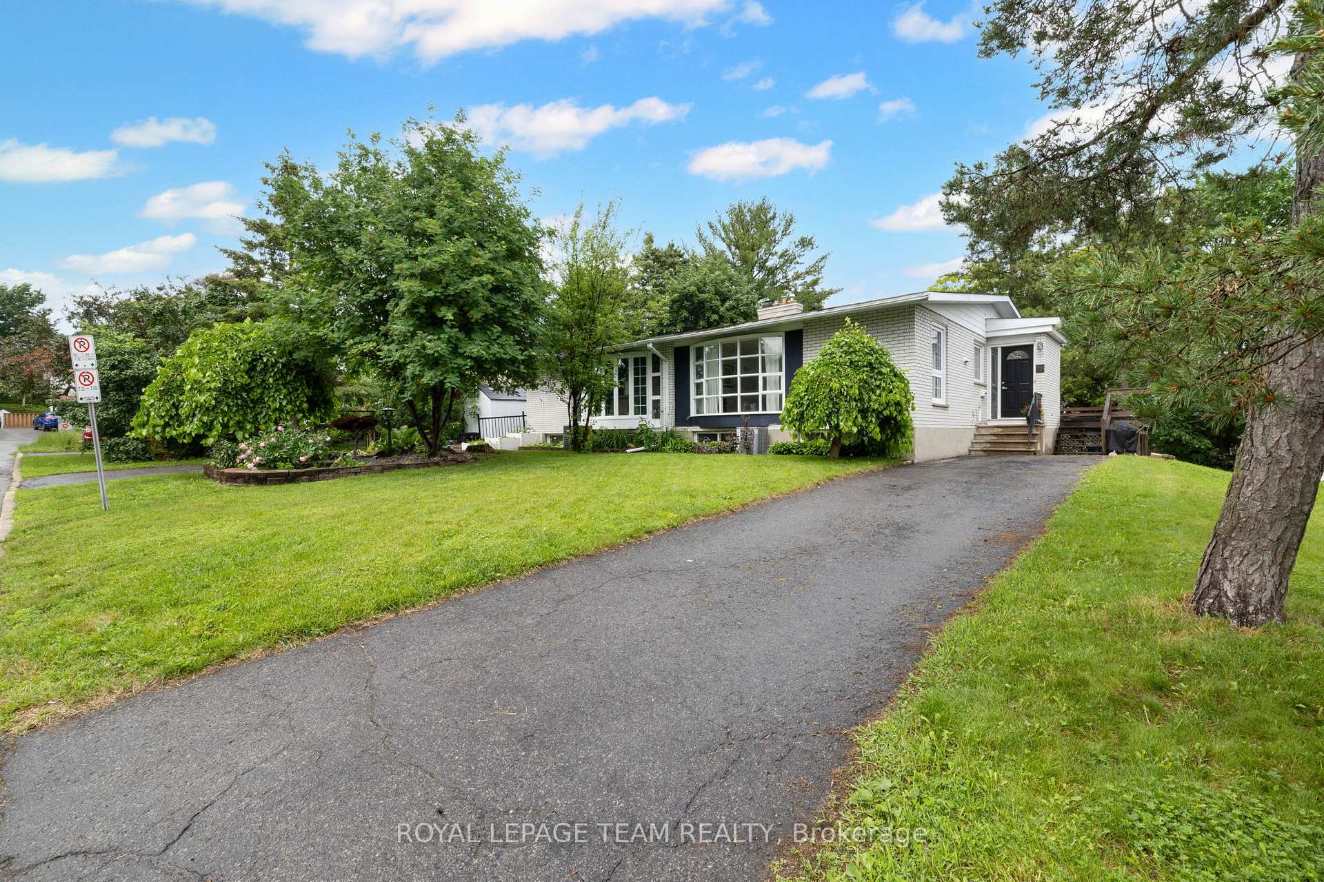 Photo 2 of 40 Woodmount Crescent, Ottawa, Borden Farm/Stewart Farm/Carleton Heights/Parkwood Hills — HOMEH