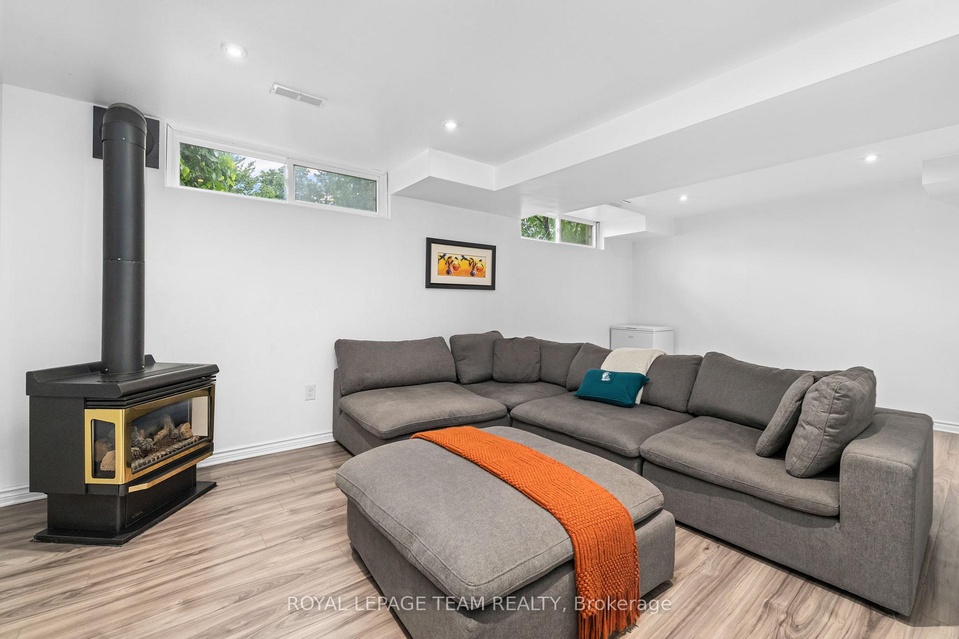 Photo 21 of 40 Woodmount Crescent, Ottawa, Borden Farm/Stewart Farm/Carleton Heights/Parkwood Hills — HOMEH