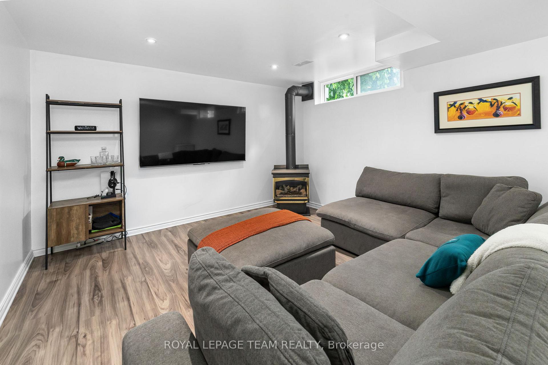 Photo 22 of 40 Woodmount Crescent, Ottawa, Borden Farm/Stewart Farm/Carleton Heights/Parkwood Hills — HOMEH