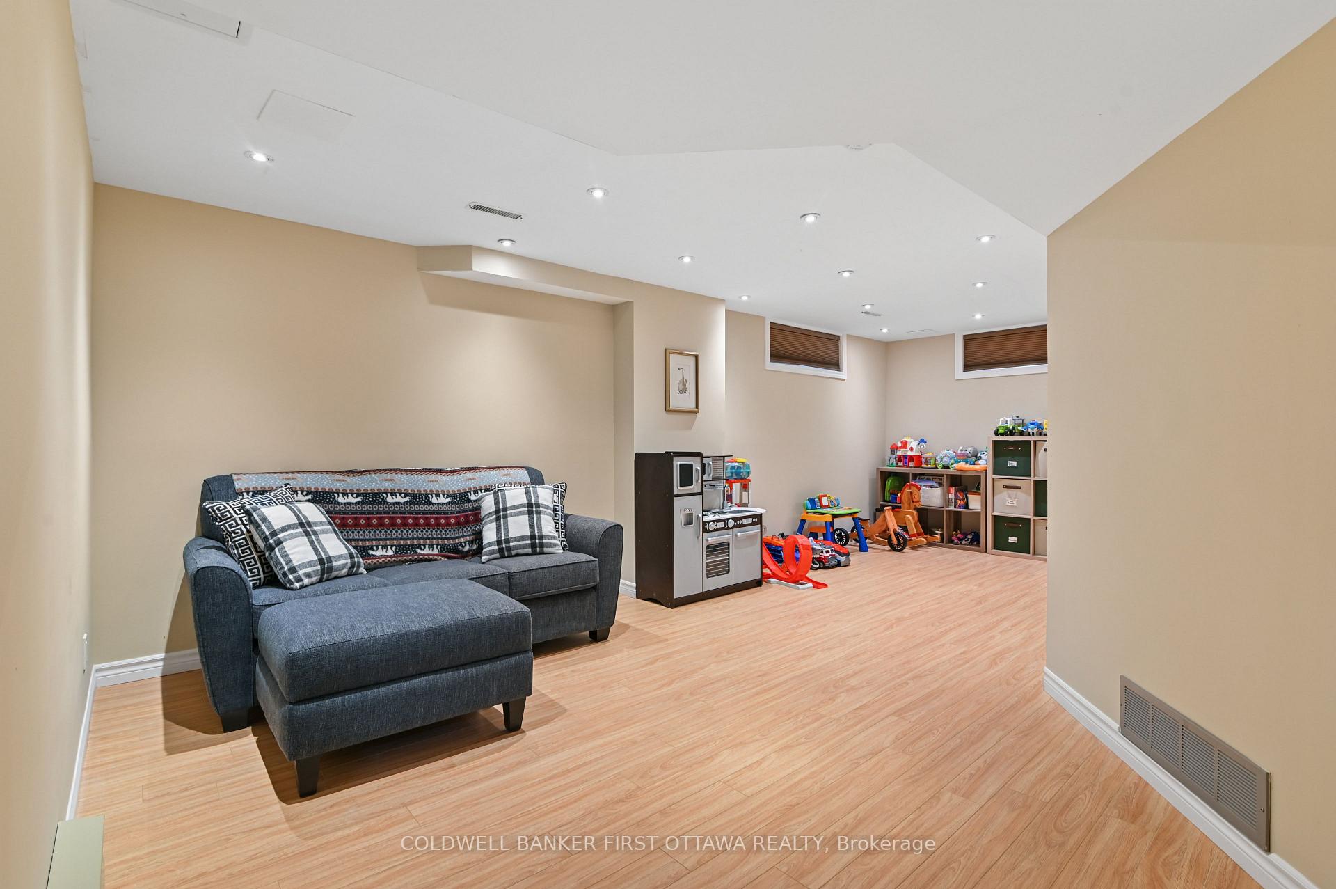 Photo 23 of 1868 Markwell Crescent, Ottawa, Chateauneuf — HOMEH