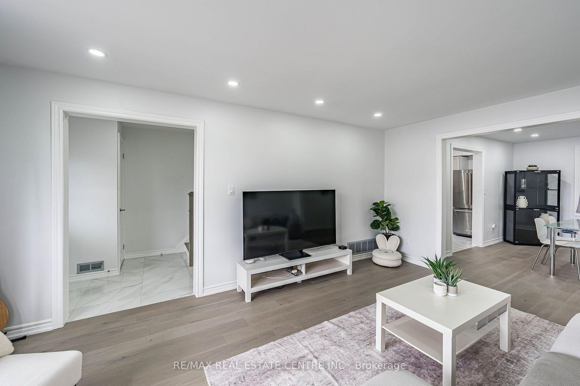 Photo 9 of 665 Jane Street, Toronto, Rockcliffe-Smythe — HOMEH
