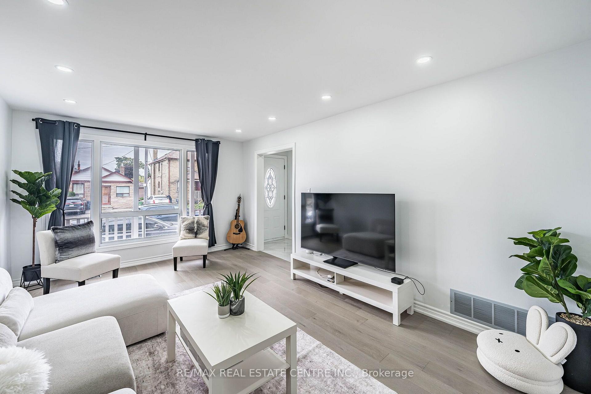 Photo 11 of 665 Jane Street, Toronto, Rockcliffe-Smythe — HOMEH