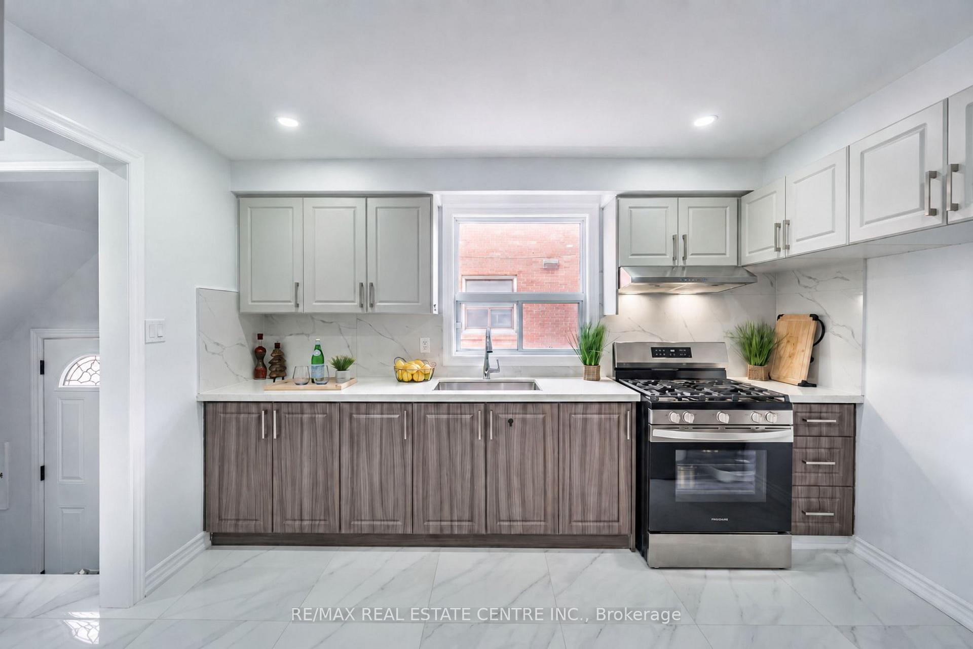 Photo 16 of 665 Jane Street, Toronto, Rockcliffe-Smythe — HOMEH