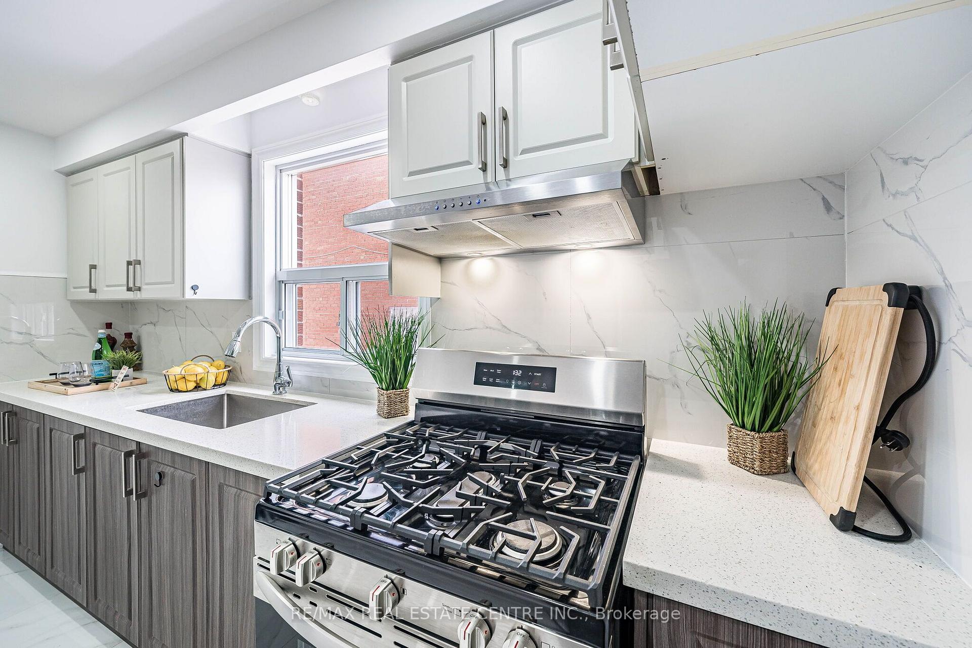 Photo 19 of 665 Jane Street, Toronto, Rockcliffe-Smythe — HOMEH