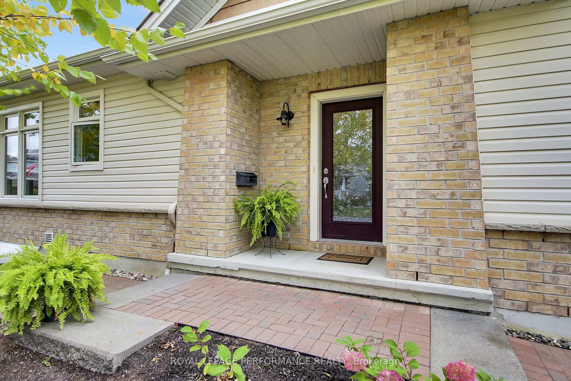 Photo of 522 Silverbell Crescent
