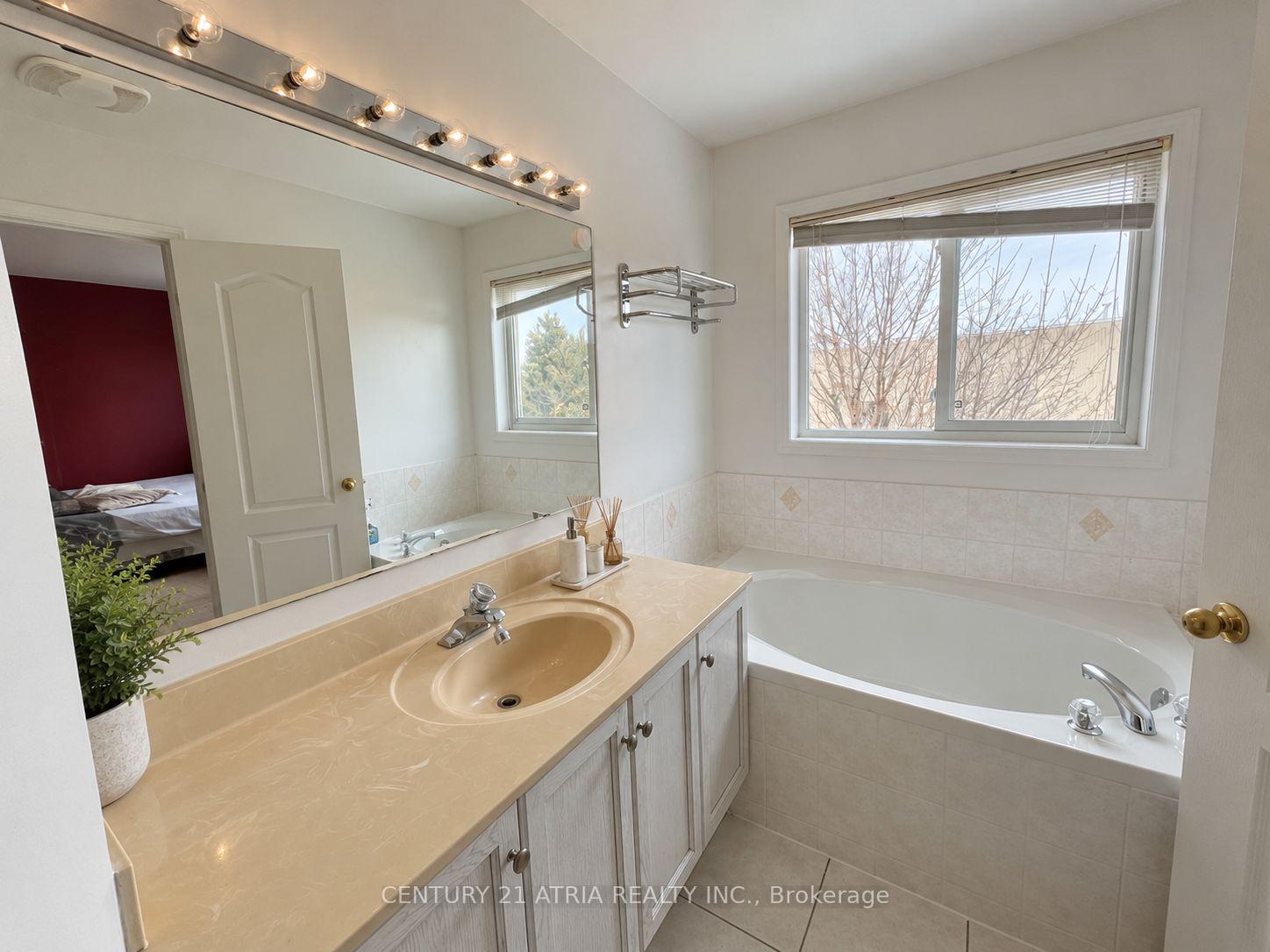 Photo 9 of 28 Interlacken Way, Markham, Unionville — HOMEH