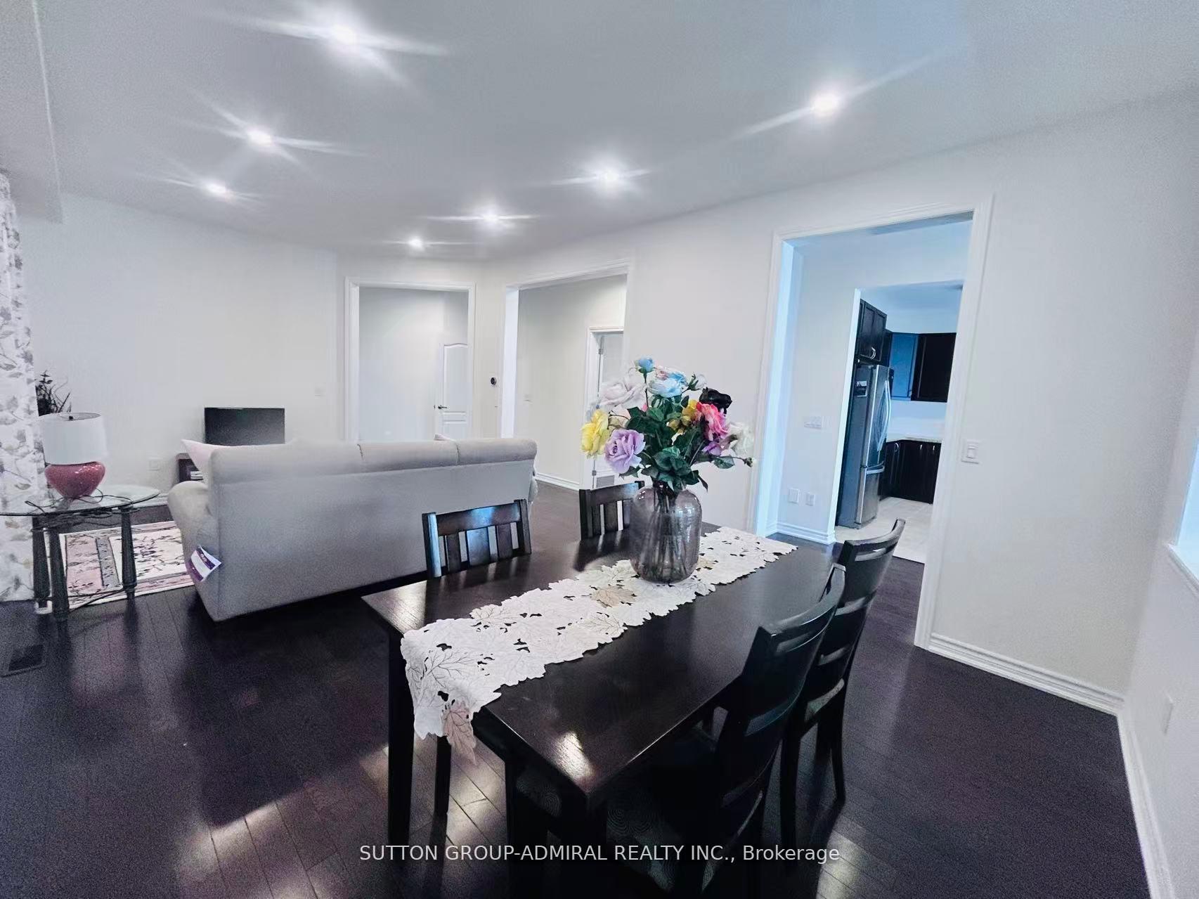 Photo 8 of 81 Livante Court, Markham, Victoria Square — HOMEH