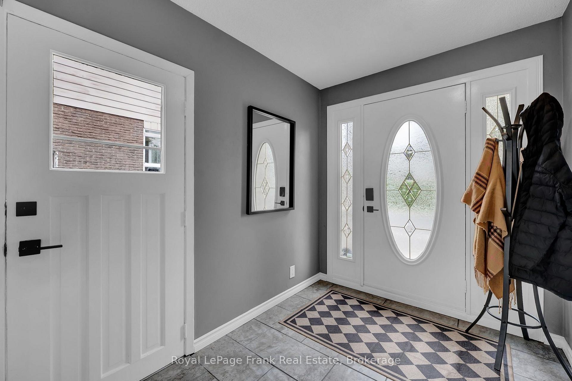 Photo 3 of 117 Lawrence Crescent, Clarington, Bowmanville — HOMEH