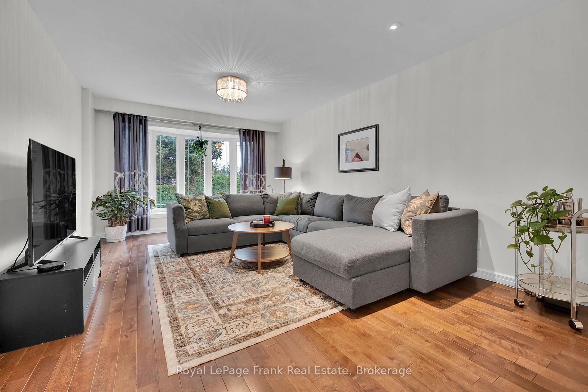 Photo 5 of 117 Lawrence Crescent, Clarington, Bowmanville — HOMEH