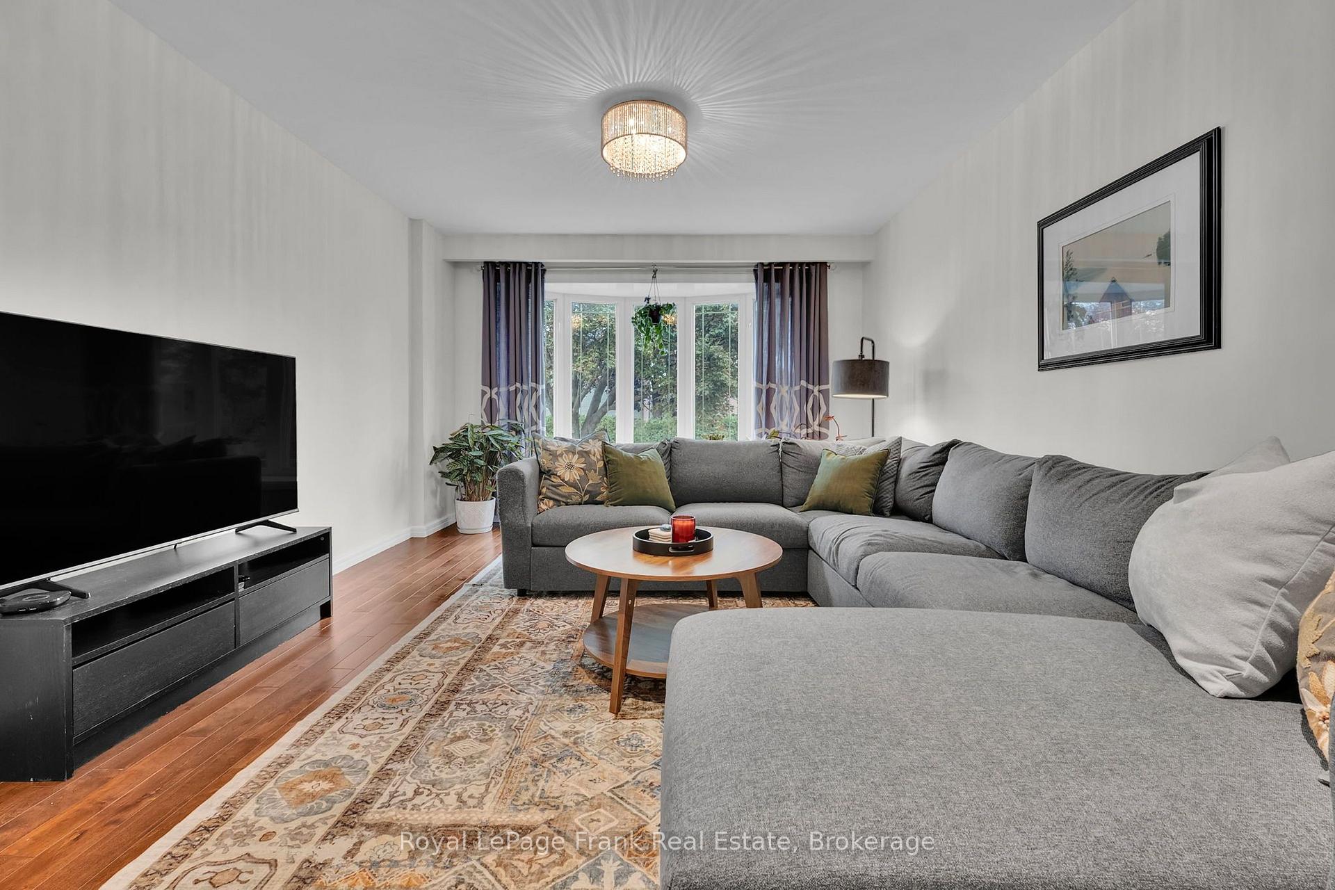 Photo 6 of 117 Lawrence Crescent, Clarington, Bowmanville — HOMEH