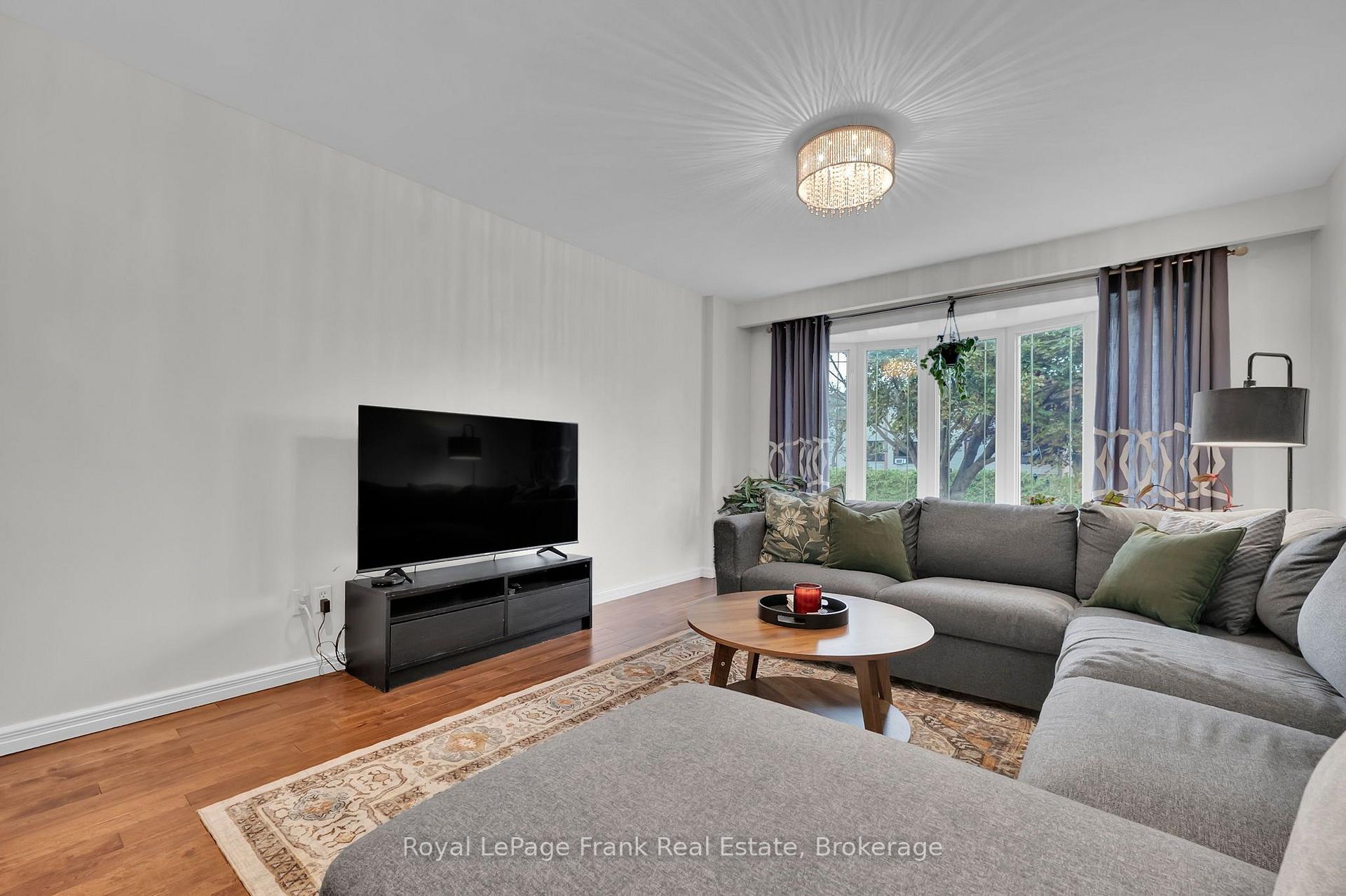 Photo 7 of 117 Lawrence Crescent, Clarington, Bowmanville — HOMEH