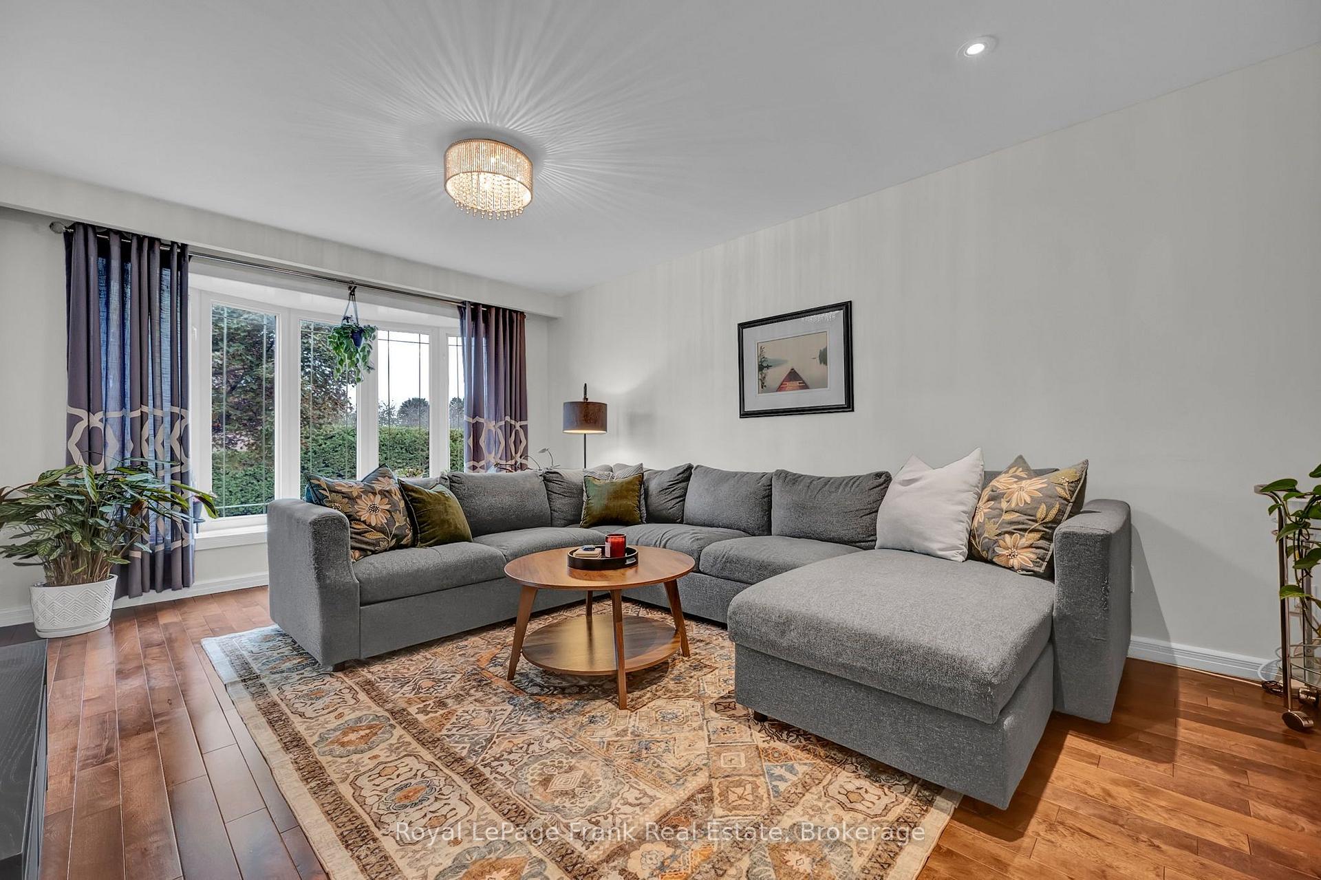 Photo 8 of 117 Lawrence Crescent, Clarington, Bowmanville — HOMEH