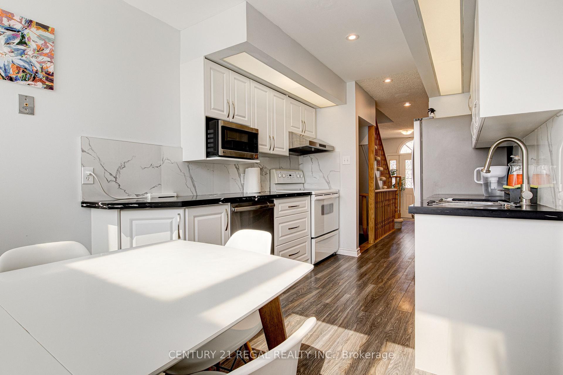 Photo 4 of Unit 15, 310 Christopher Drive, Cambridge, Christopher-Champlain — HOMEH