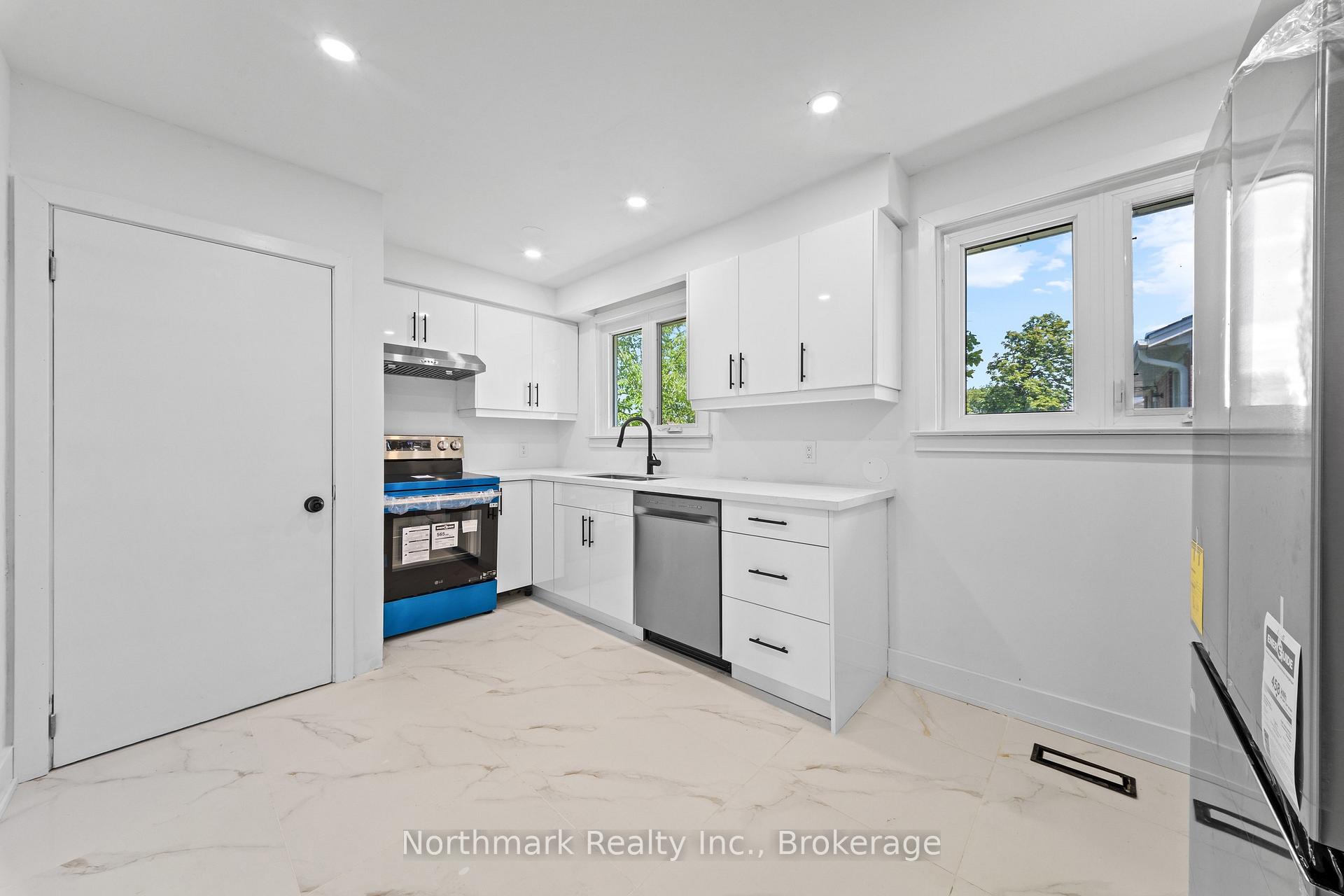 Photo 5 of 48 Benway Drive, Etobicoke, Rexdale-Kipling — HOMEH